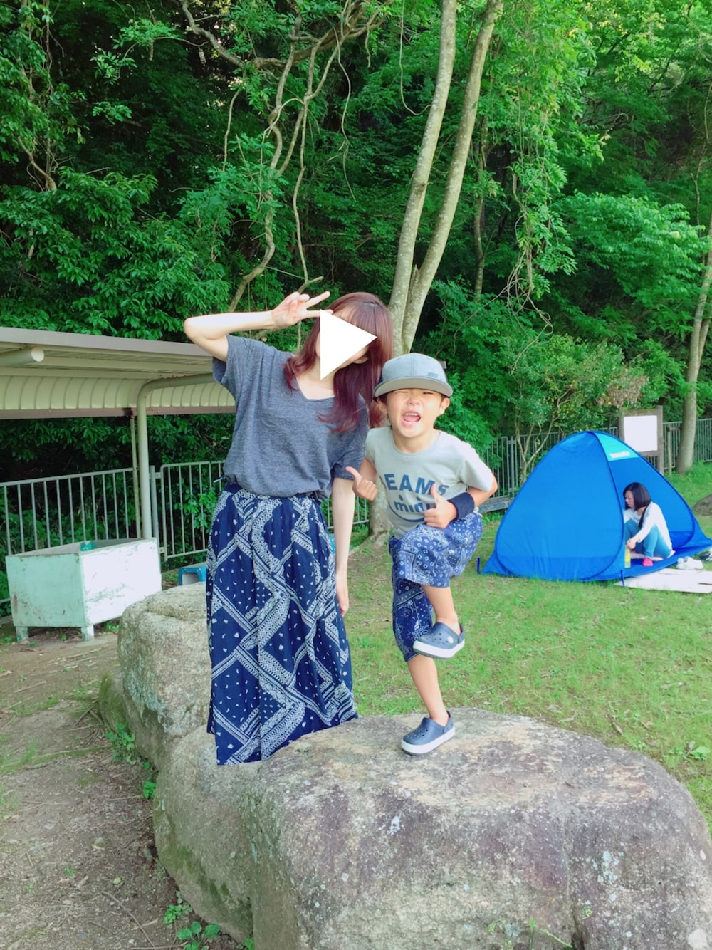 グレー系のTシャツ/カットソー、ブルー系のその他パンツ、ブルー系のサンダルを着用したキッズの春コーディネートの1枚目の写真