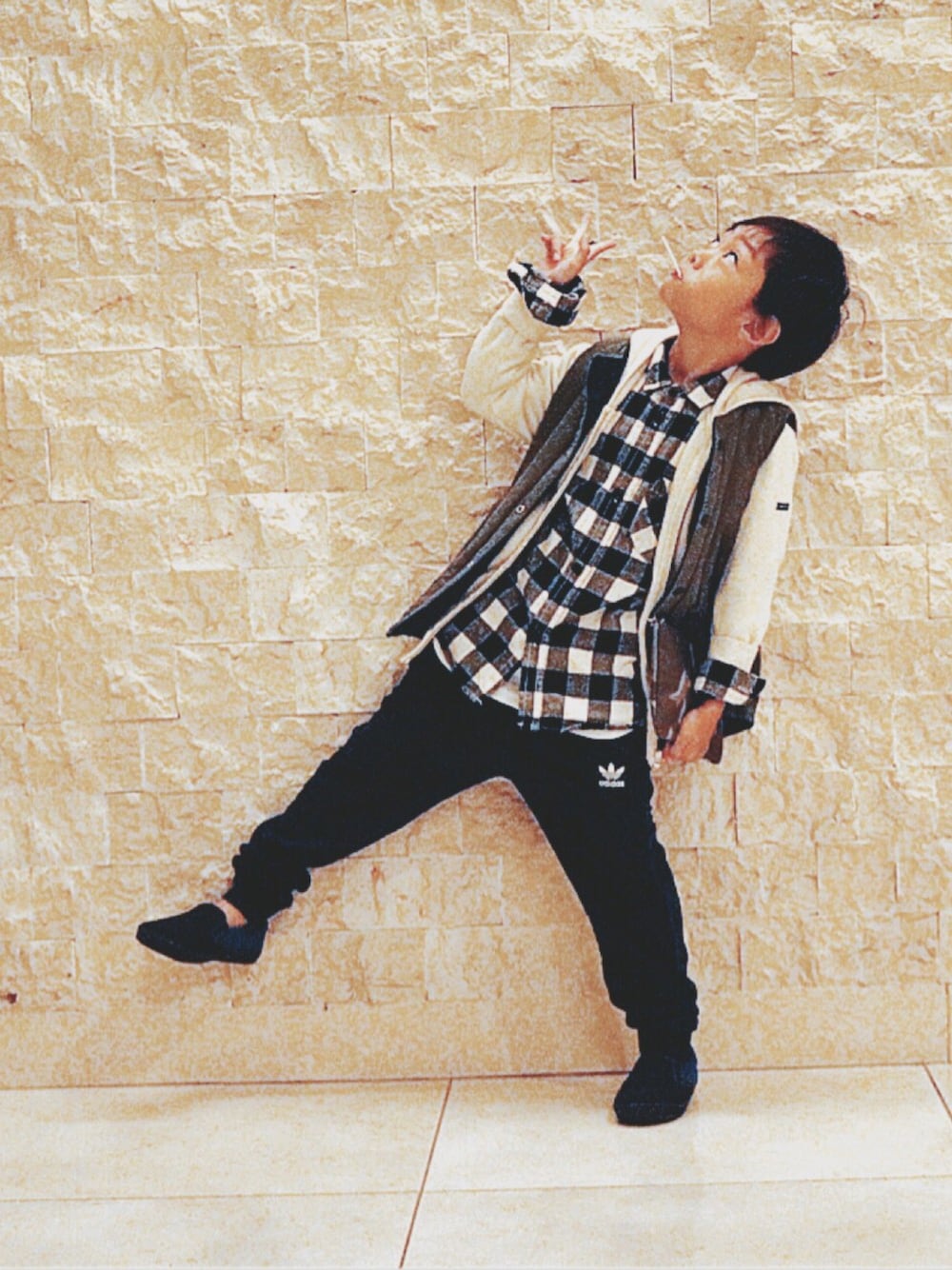 グリーン系のダウンベスト、ホワイト系のパーカー、ホワイト系のシャツ/ブラウスを着用したキッズの秋コーディネートの1枚目の写真