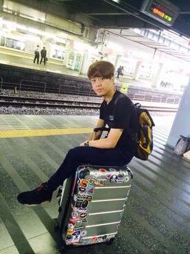 「travel」｜「アイテム（チノパンツ）」を使った、Macus kooさん（メンズ・174cm）の秋コーディネート