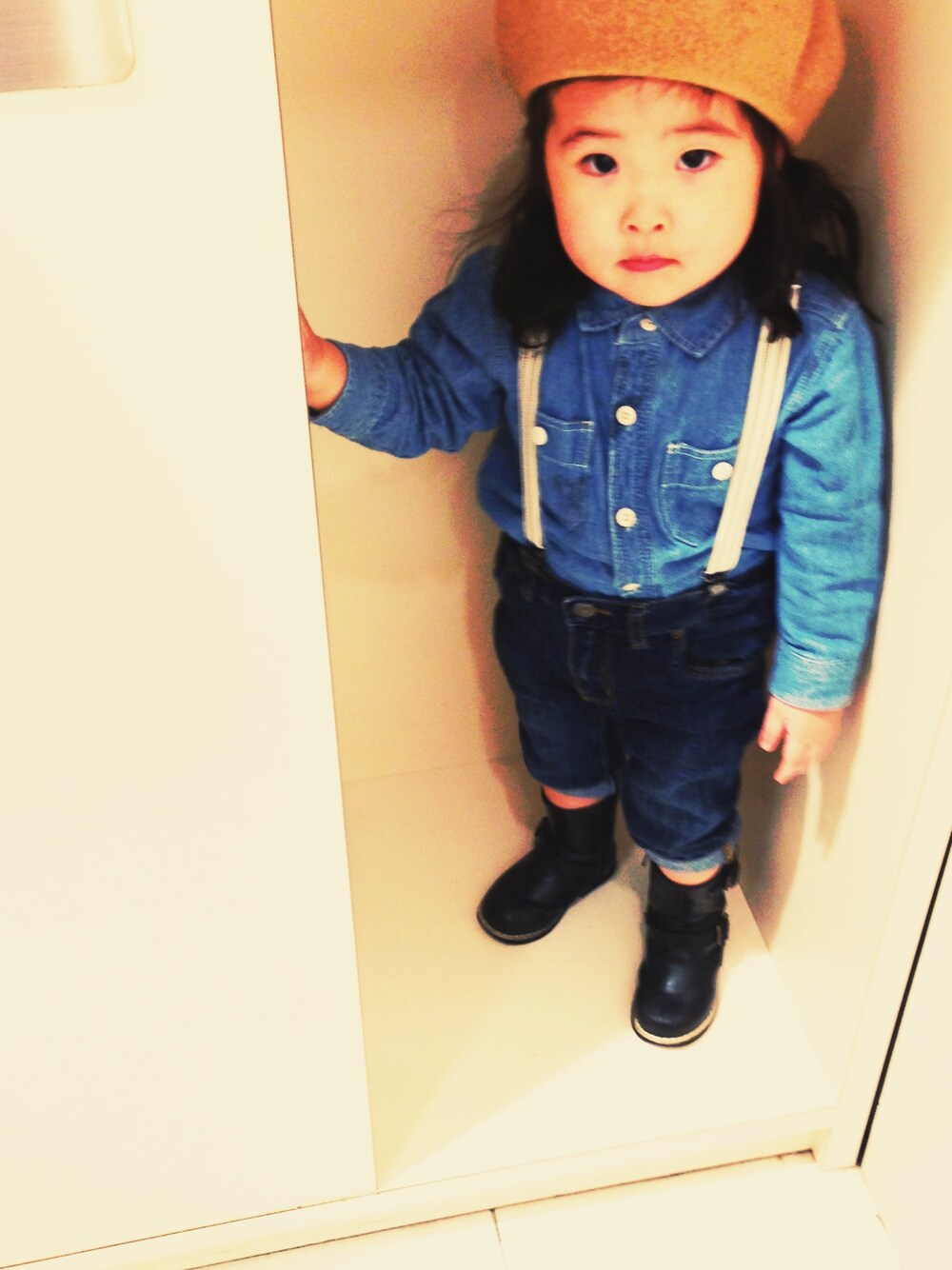 ブルー系のシャツ/ブラウスを着用したキッズの夏コーディネートの1枚目の写真