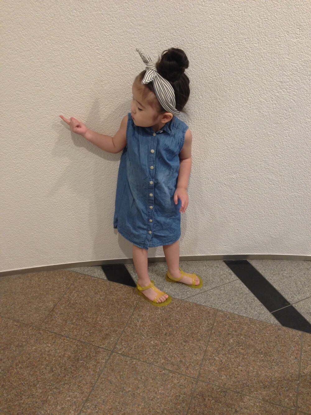 「AZUL by moussyのアイテム（ワンピース、ブルー系）」を使った、Anriさん（キッズ・90cm）の夏コーディネートの1枚目の写真