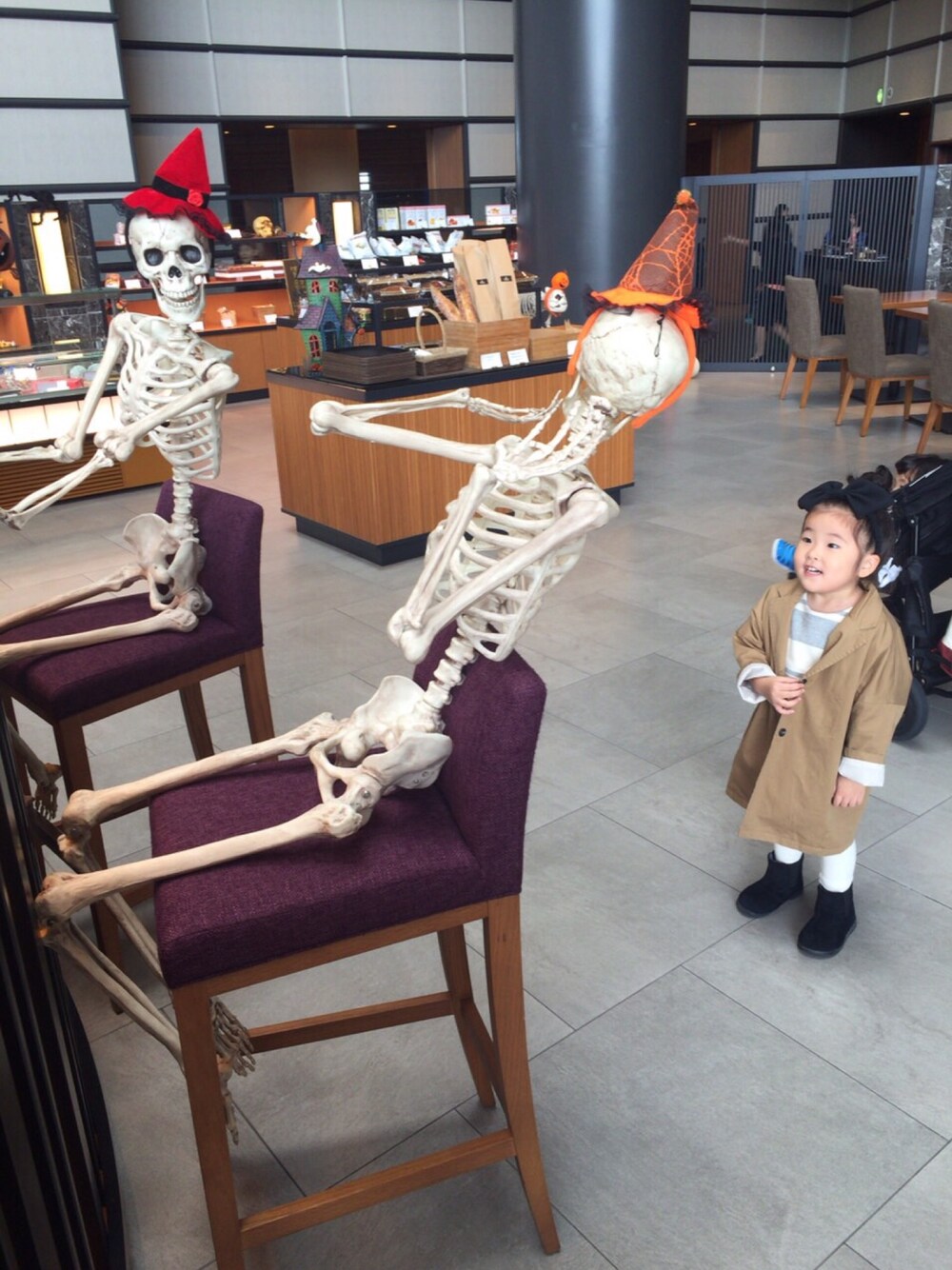 「ハロウィンランチ」｜「韓国のアイテム（チェスターコート、ベージュ系）」を使った、Anriさん（キッズ・100cm）の秋コーディネートの1枚目の写真