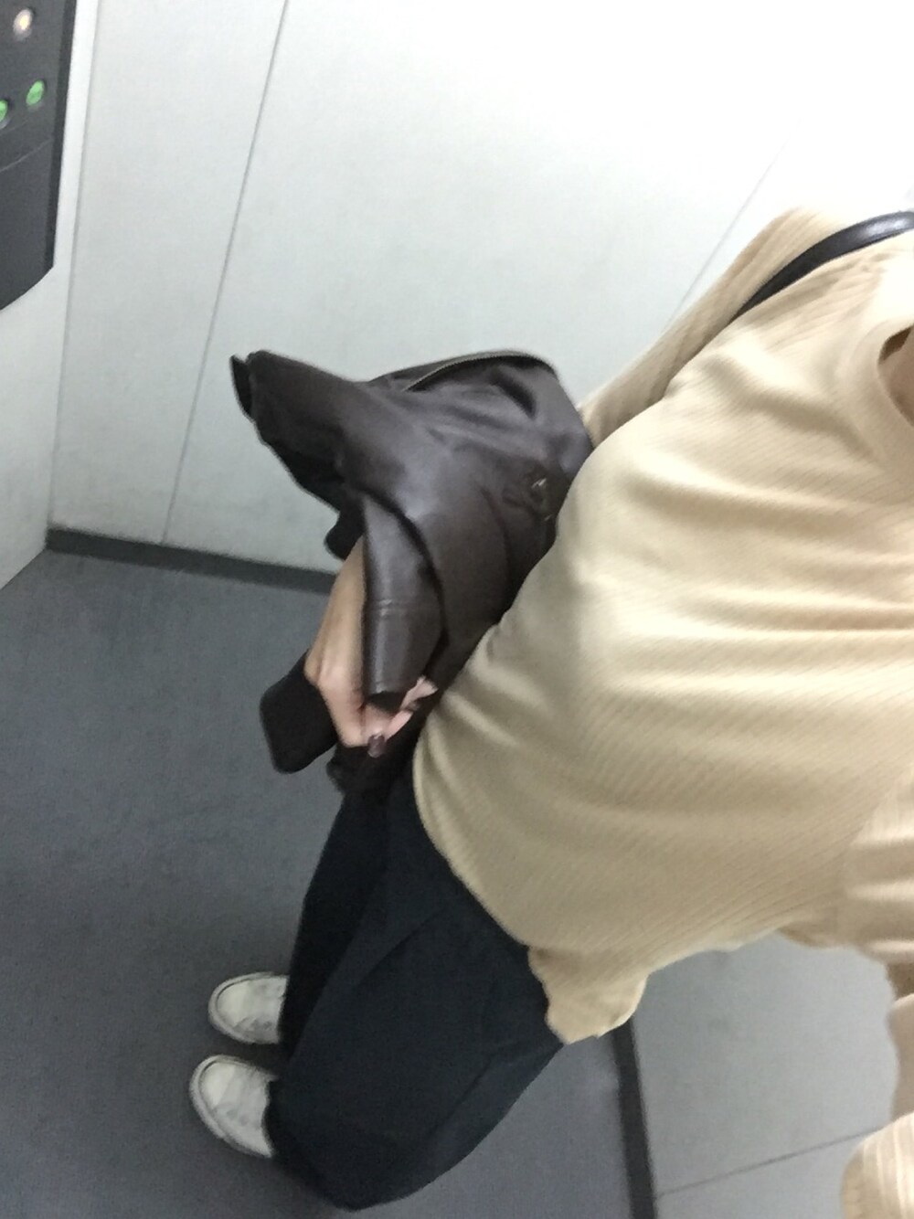 「美容デー」｜「古着のアイテム（ライダースジャケット、ブラウン系）」を使った、Anriさん（レディース・168cm）の秋コーディネートの1枚目の写真