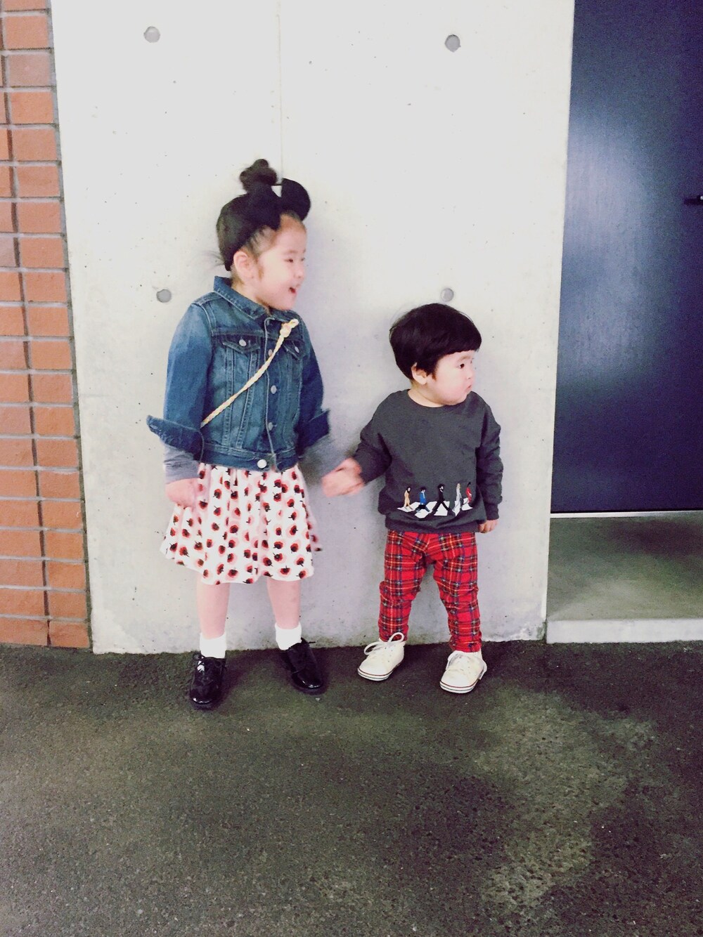 「韓国子供服のアイテム（スウェット、グレー系）」を使った、Anriさん（キッズ・100cm）の春コーディネートの1枚目の写真