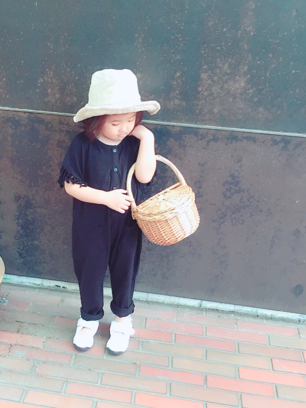 「お散歩」｜「LOWRYS FARMのアイテム（かごバッグ、ベージュ系）」を使った、Anriさん（キッズ・100cm）の春コーディネートの1枚目の写真