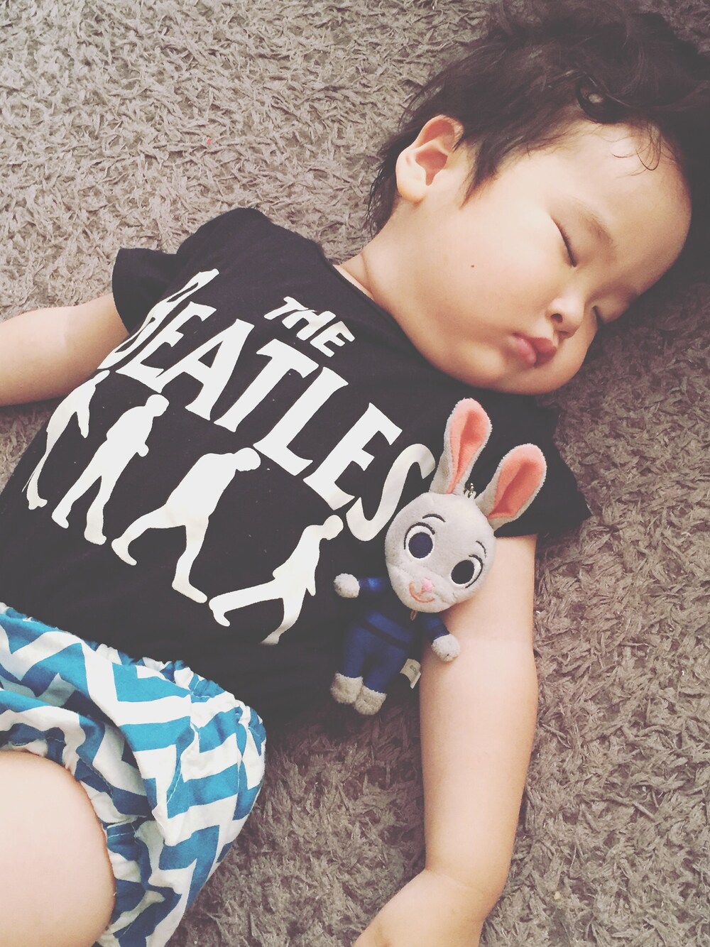 「H&Mのアイテム（Tシャツ/カットソー、ブラック系）」を使った、Anriさん（キッズ・80cm）の春コーディネートの1枚目の写真