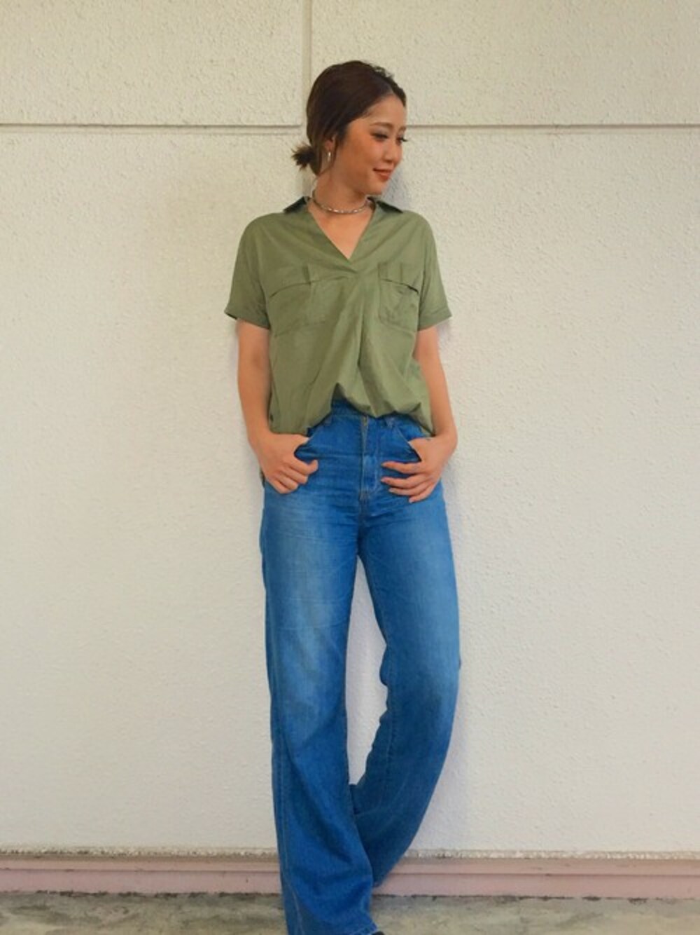 グリーン系のシャツ/ブラウス、ブルー系のデニムパンツ、シルバー系のピアス（両耳用）を着用したレディースの夏コーディネートの1枚目の写真