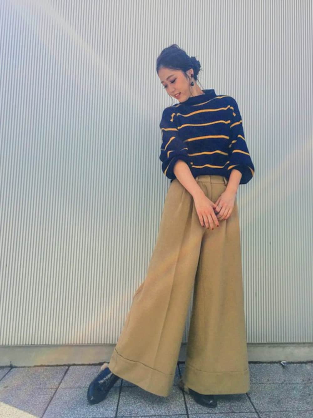 ブルー系のニット/セーター、ベージュ系のスラックス、ブラック系のローファーを着用したレディースの秋コーディネートの1枚目の写真