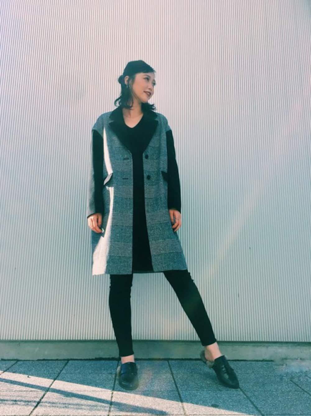 「コート、カラーパンツ、ブラックコーデ、静岡、モード、AZUL by moussy、ウォッシャブルニット」｜「AZUL by moussyのルーズシルエットチェスターコート（チェスターコート、ブラック系）」を使った、Yuka Sakakibaraさん（レディース・173cm）の冬コーディネートの1枚目の写真