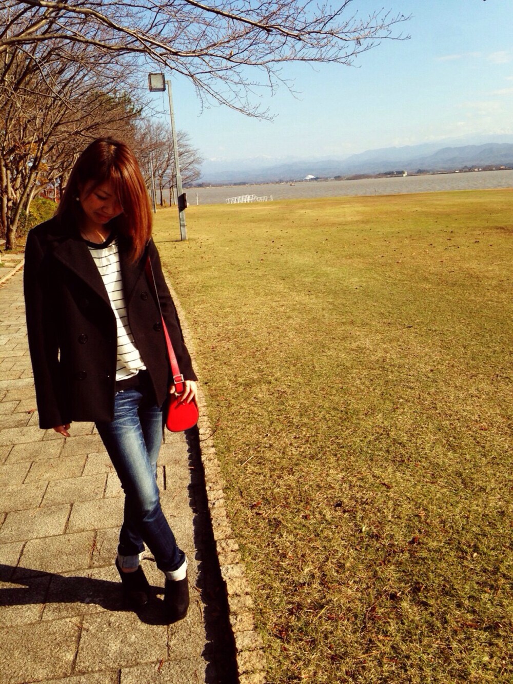 「moussy、SLY、Honeys、公園、休日CODE、カジュアル」｜「SLYのアイテム（スウェット、ホワイト系）」を使った、ArisAさん（レディース・164cm）の冬コーディネートの1枚目の写真