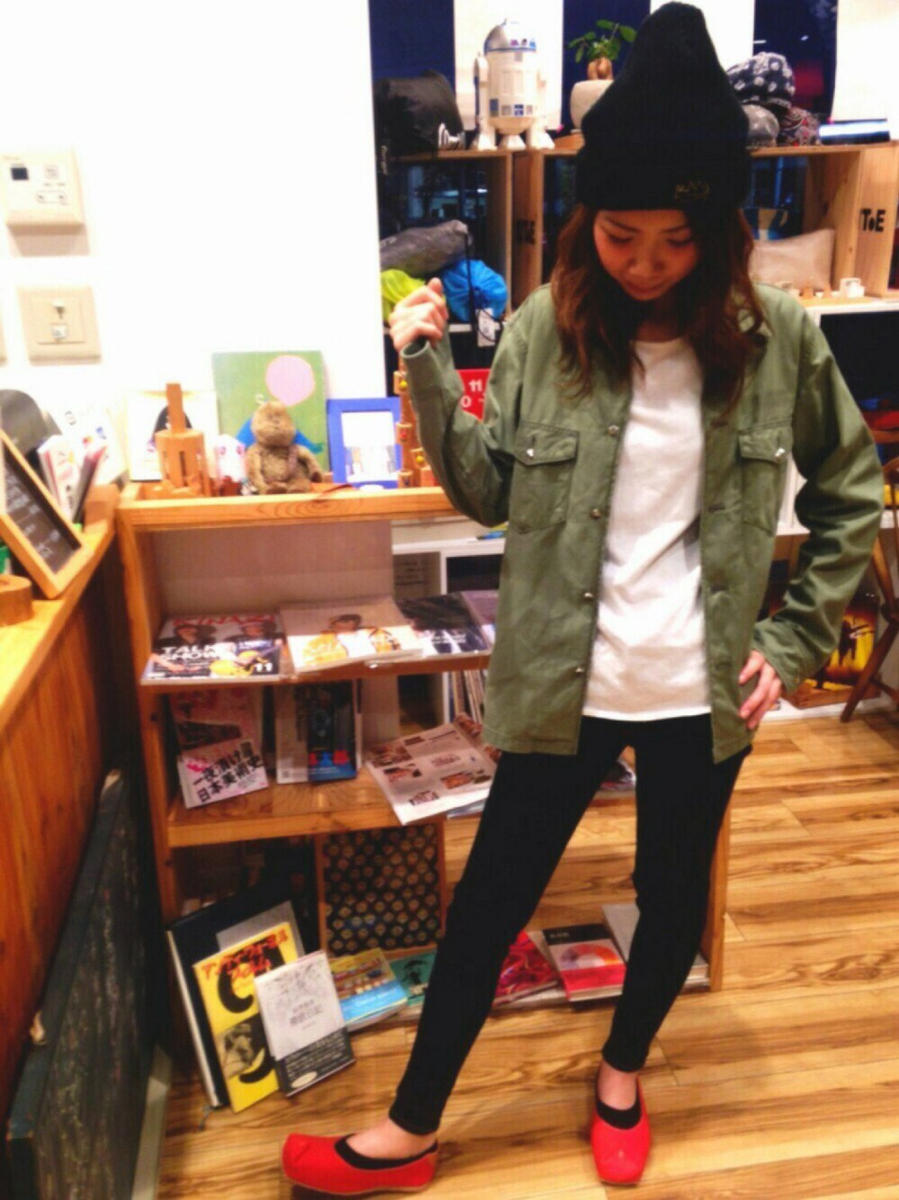 「秋コーデ、MR.OLIVE、knot、GOZENCHU、moussy、American Eagle、casual style、メンズライク」｜「MOUSSYのアイテム（Tシャツ/カットソー、ホワイト系）」を使った、ArisAさん（レディース・164cm）の秋コーディネートの1枚目の写真