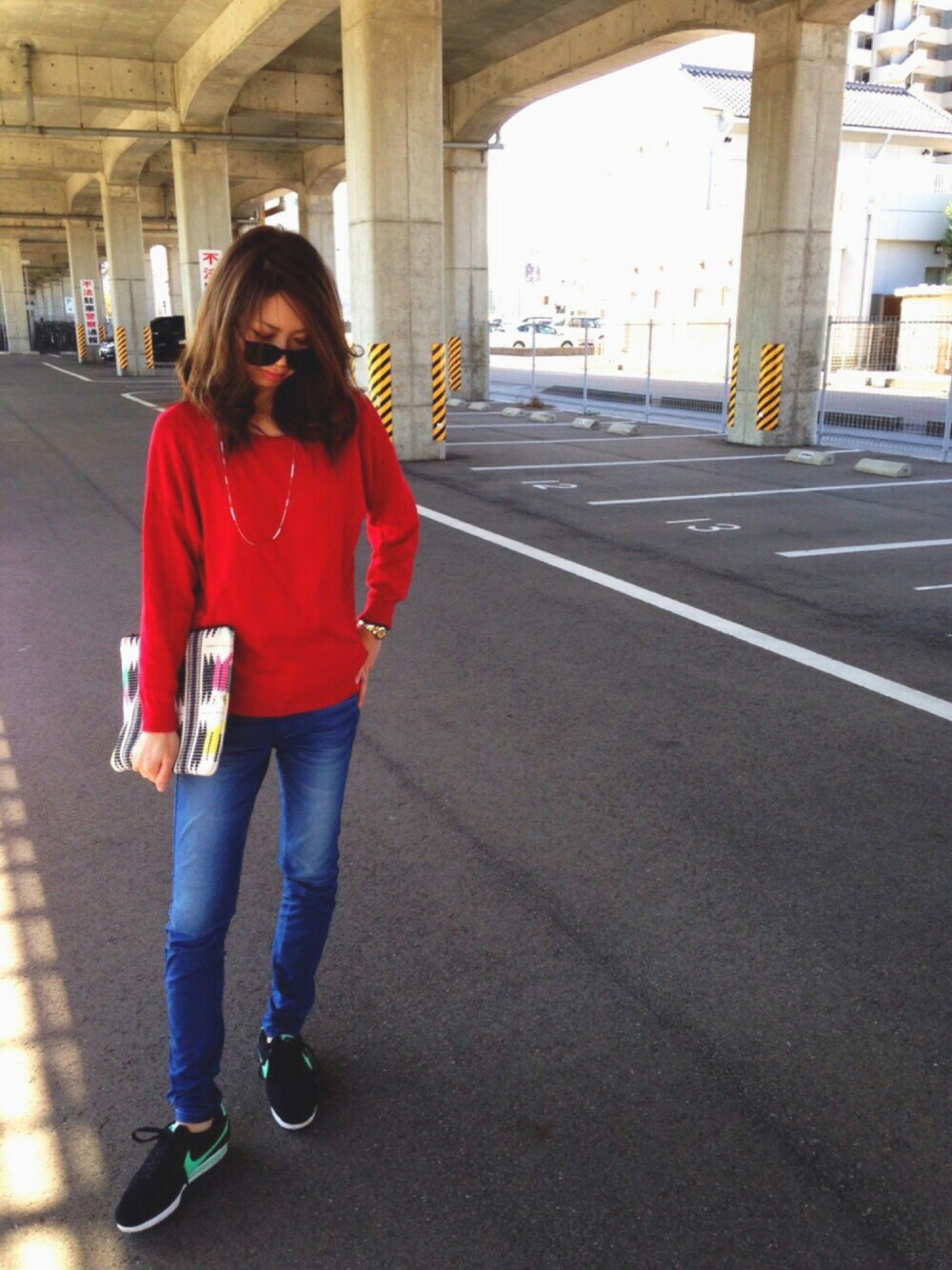 「休日CODE、シンプル、MARC BY MARC JACOBS、LEE、LOWRYS FARM、NIKE、FREE'S MART」｜「LOWRYS FARMのアイテム（ニット/セーター、レッド系）」を使った、ArisAさん（レディース・164cm）の秋コーディネートの1枚目の写真
