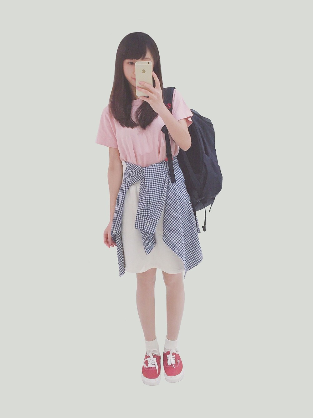 「腰巻きスタイル、VANS、靴下×スニーカー、UNIQLO、GAP、無地T、ギンガムチェック、赤いスニーカー、ピンク」｜「URBAN RESEARCH DOORS WOMENSのFORK＆SPOON オーガニック太バインダーTee（Tシャツ/カットソー、ピンク系）」を使った、Mushflovskiさん（レディース・162cm）の春コーディネートの1枚目の写真