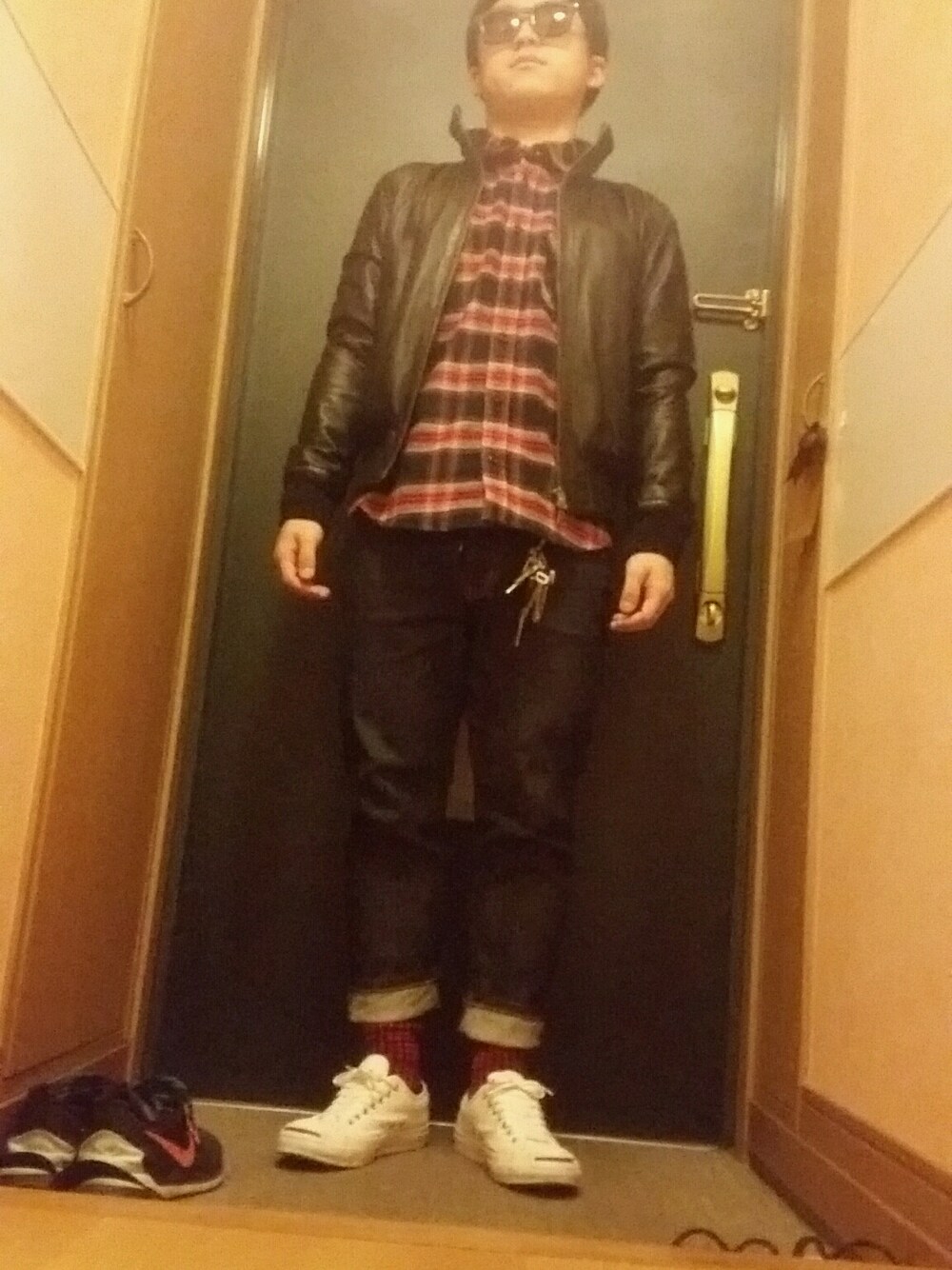 「ニット帽、WACKO MARIA 、HARE、CONVERS、URBAN RESEARCH、赤ちゃん、赤ちゃん本舗、レザージャケット、ソックス、ジャックパーセル」｜「WACKO MARIAのBLOCK SOCKS（ソックス/靴下、レッド系）」を使った、つちはるさん（メンズ・160cm）の冬コーディネートの1枚目の写真