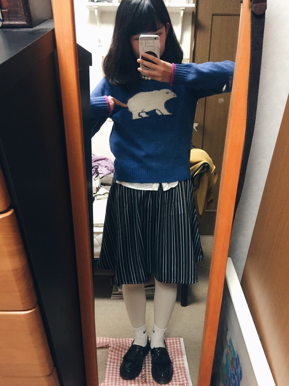 「しろくま、ローファー、フレアスカート、ナイキソックス、ナイキ」｜「w closetのアイテム（スカート、ブルー系）」を使った、yukaさん（レディース・160cm）の冬コーディネートの1枚目の写真