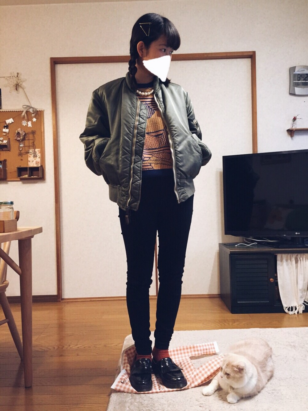 「MA-1、ｂｕｌｌｅ　ｄｅ　ｓａｖｏｎ、AMBIDEX、ゴールドアクセ、パールアクセ、パールネックレス、クロスキニー」｜「bulle de savonのウォッシャブルラム岬JQ P.O（ニット/セーター、ブルー系）」を使った、yukaさん（レディース・160cm）の冬コーディネートの1枚目の写真