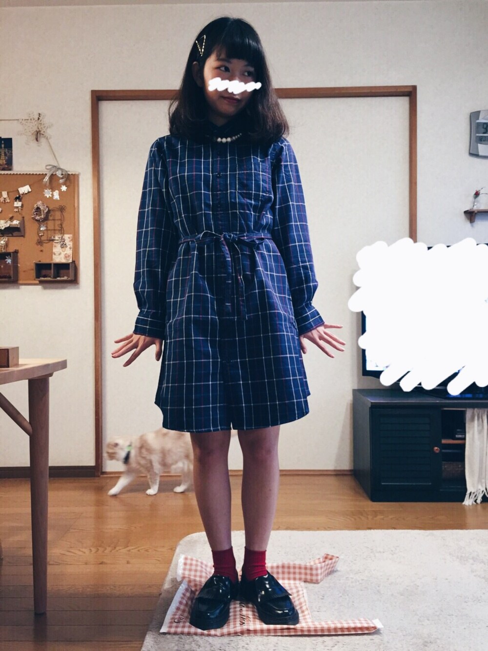 「ヒール×靴下、Kastane、シャツワンピ、ローファー、ローファー×靴下」｜「Kastaneの【Kastane】シャツワンピース（ワンピース、ブルー系）」を使った、yukaさん（レディース・160cm）の冬コーディネートの1枚目の写真