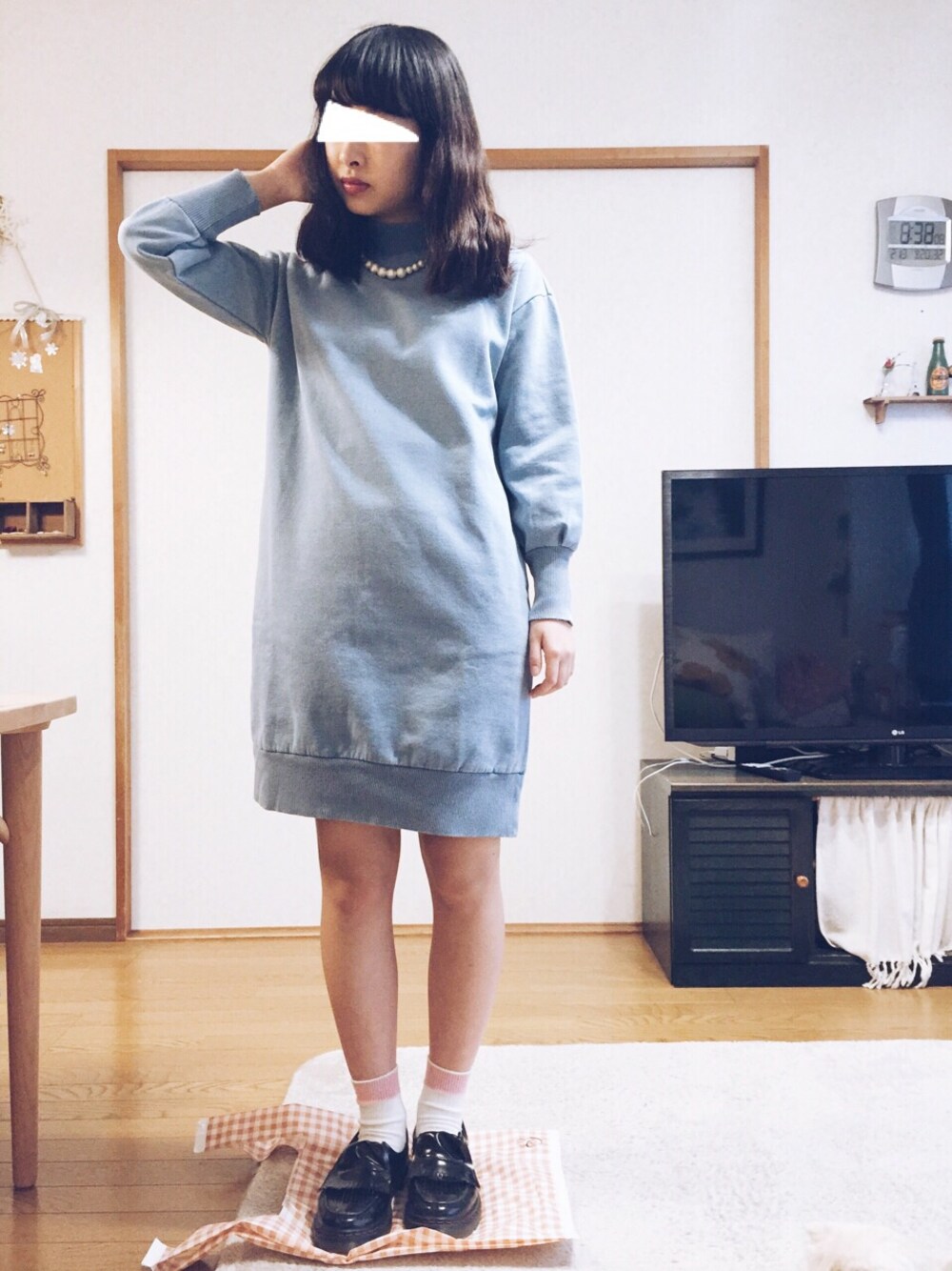 「スウェット、スウエットワンピ、アンビデックス、AMBIDEX、CHILD WOMAN、Kastane、ローファー」｜「Dot＆Stripes CHILD WOMANの貝殻の刺繍（ワンピース、ブルー系）」を使った、yukaさん（レディース・160cm）の冬コーディネートの1枚目の写真