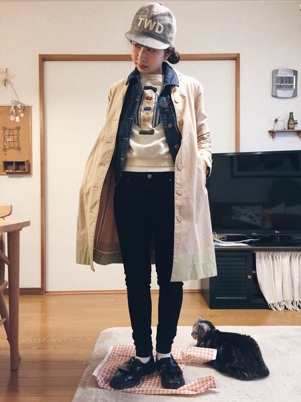 「ローファー、キャップ、黒スキニー、Gジャン、Gジャン×タートルネック、トレンチコート、ｂｕｌｌｅ　ｄｅ　ｓａｖｏｎ」｜「Kastaneの【Kastane】ローファー（その他シューズ、ブラック系）」を使った、yukaさん（レディース・160cm）の冬コーディネートの1枚目の写真