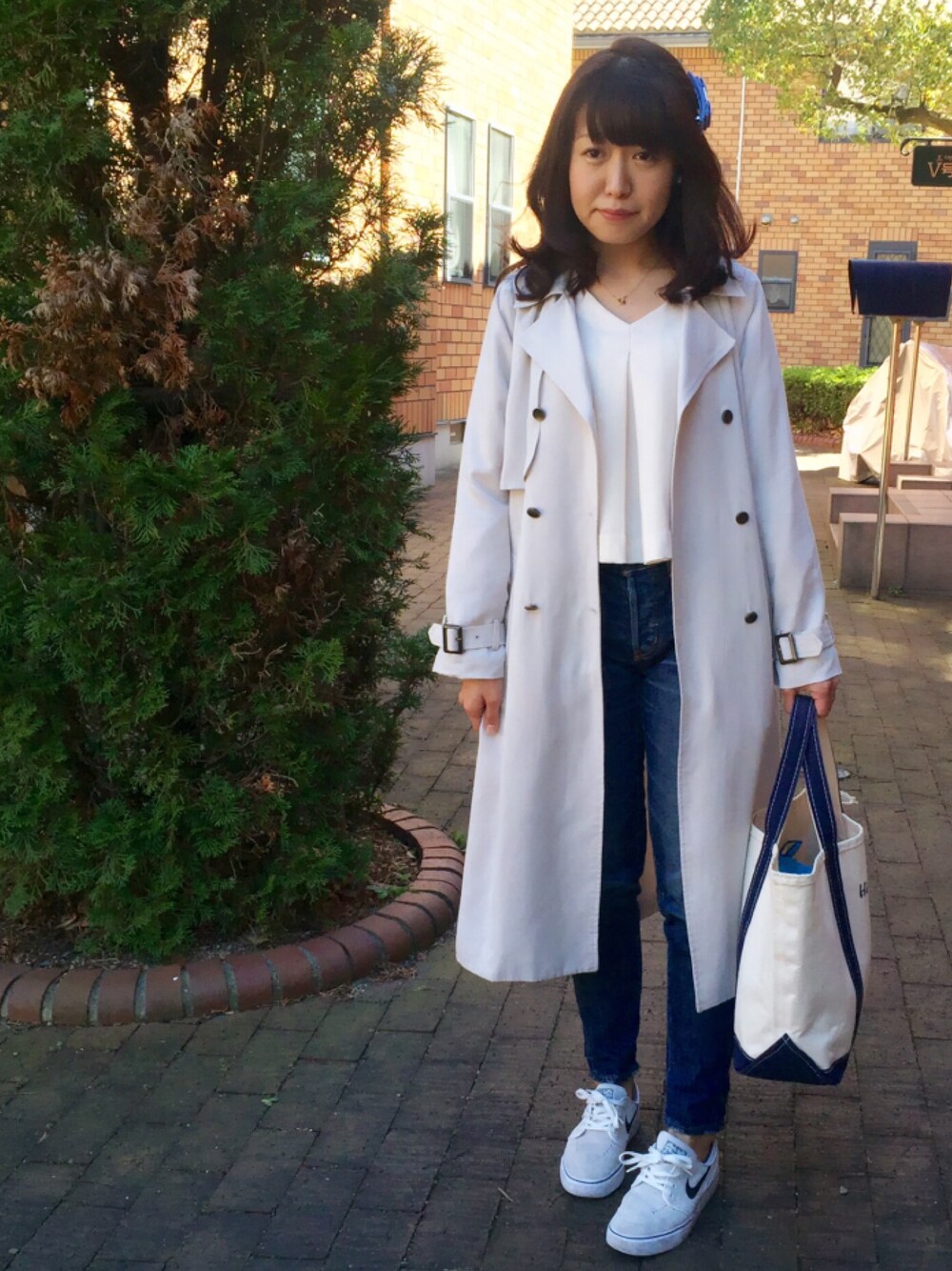 「春、スニーカーコーデ、カジュアル、トレンチコート、キャンパストートバック、デニム、テロンチ、春コーデ、NIKE」｜「FERRAGAMOのアイテム（ヘアアクセサリー、ブルー系）」を使った、Hidemi さん（レディース・153cm）の春コーディネートの1枚目の写真