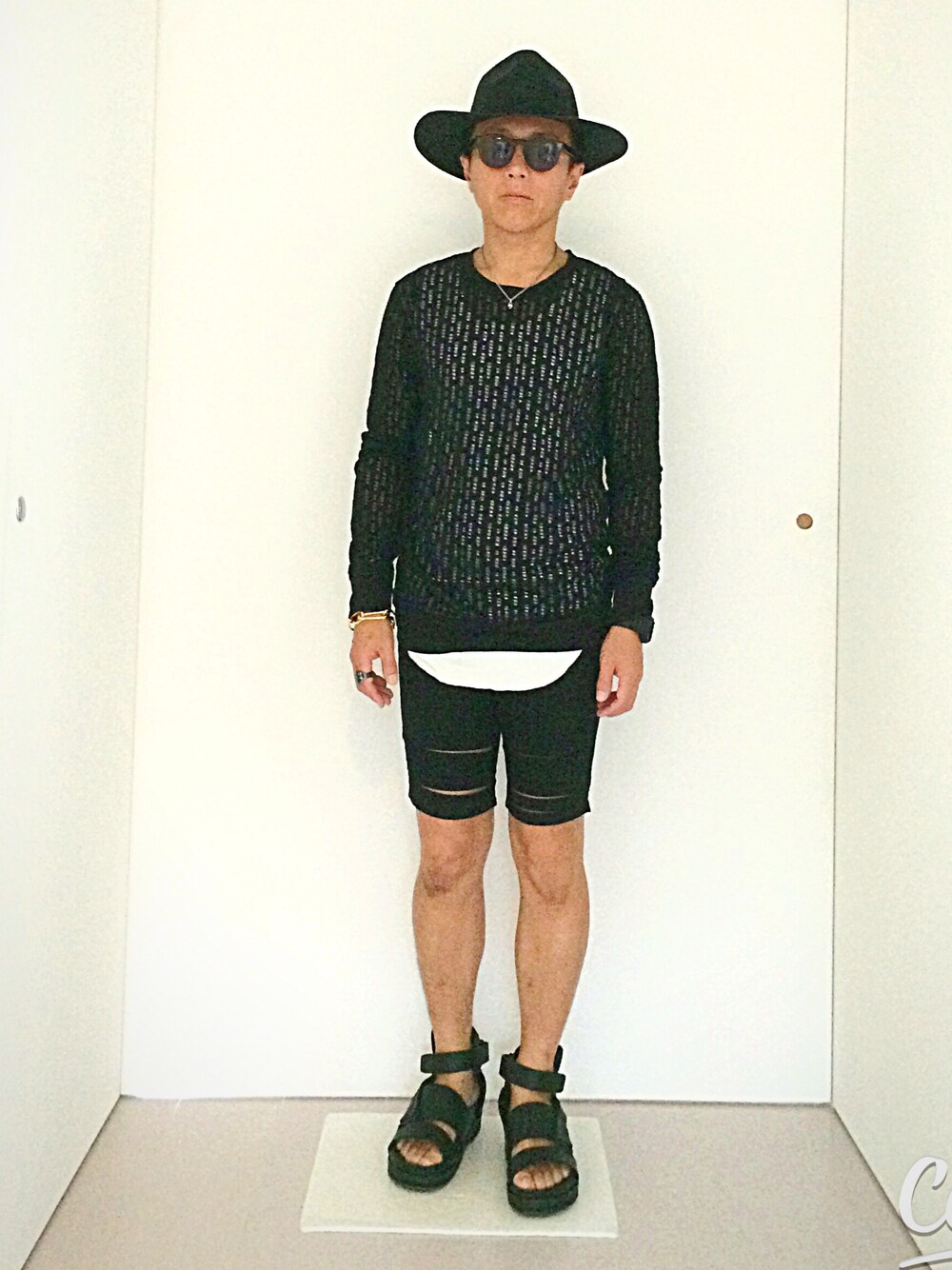 ブラック系のTシャツ/カットソー、ブラック系のデニムパンツ、ブラック系のサンダルを着用したメンズの夏コーディネートの1枚目の写真