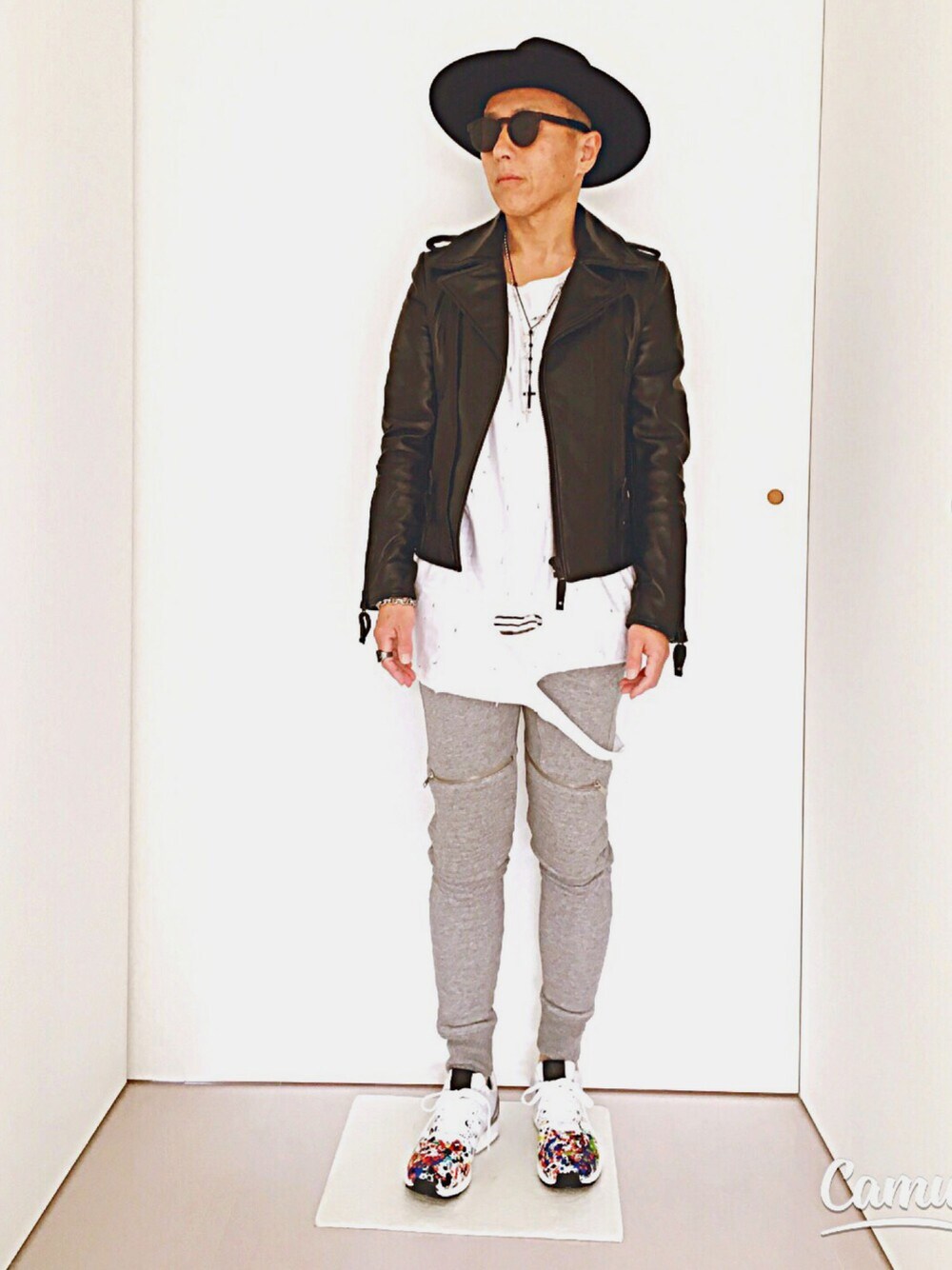 ブラック系のライダースジャケット、ホワイト系のTシャツ/カットソー、グレー系のその他パンツを着用したメンズの春コーディネートの1枚目の写真