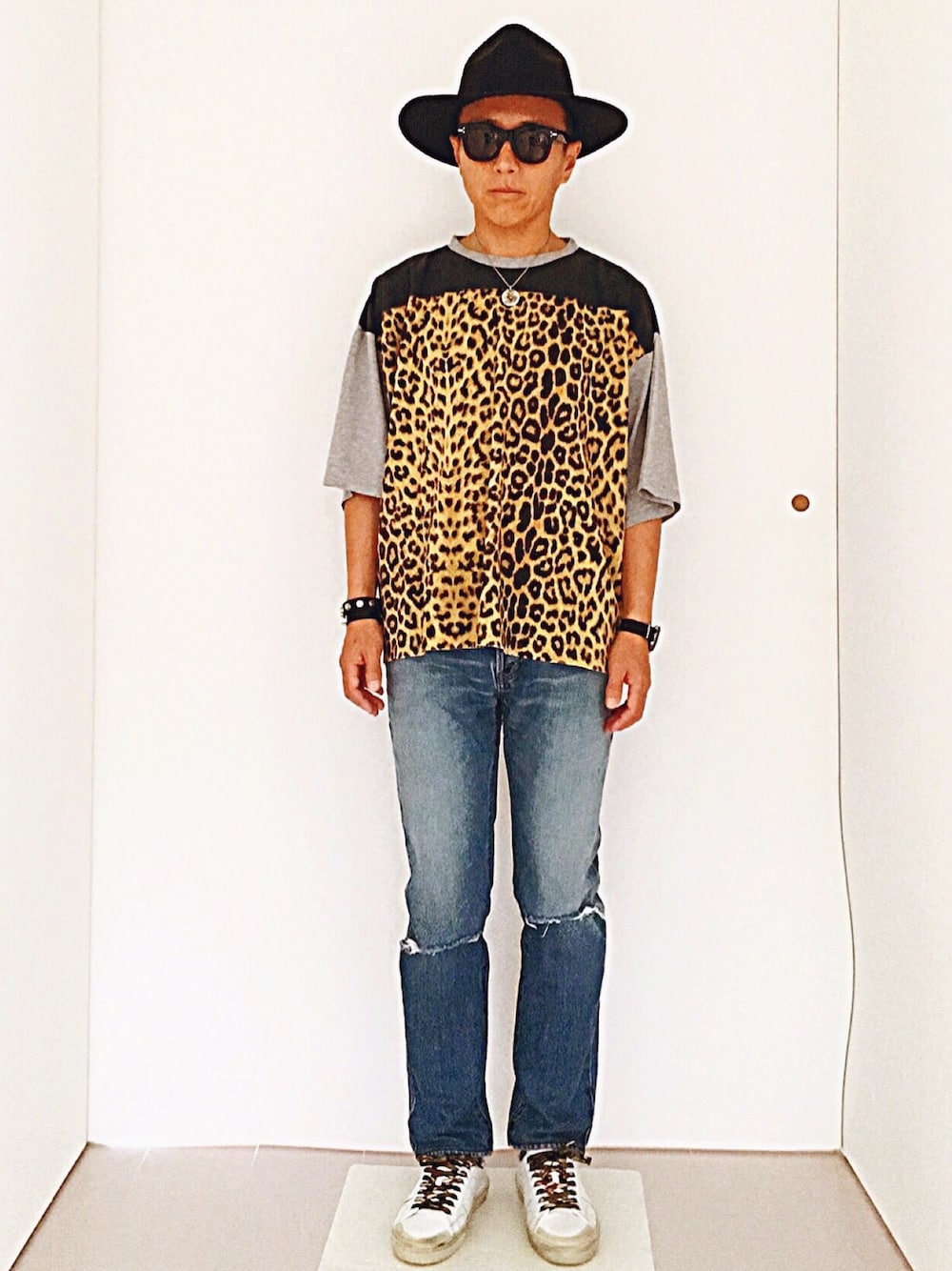 ブラック系のTシャツ/カットソー、ブルー系のデニムパンツ、ホワイト系のスニーカーを着用したメンズの夏コーディネートの1枚目の写真