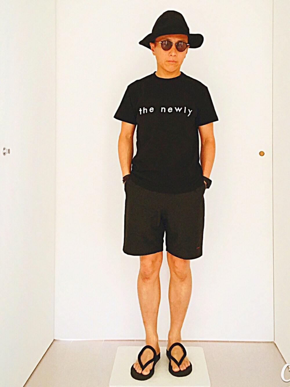 ブラック系のTシャツ/カットソー、ブラック系のその他パンツ、ブラック系のサンダルを着用したメンズの夏コーディネートの1枚目の写真