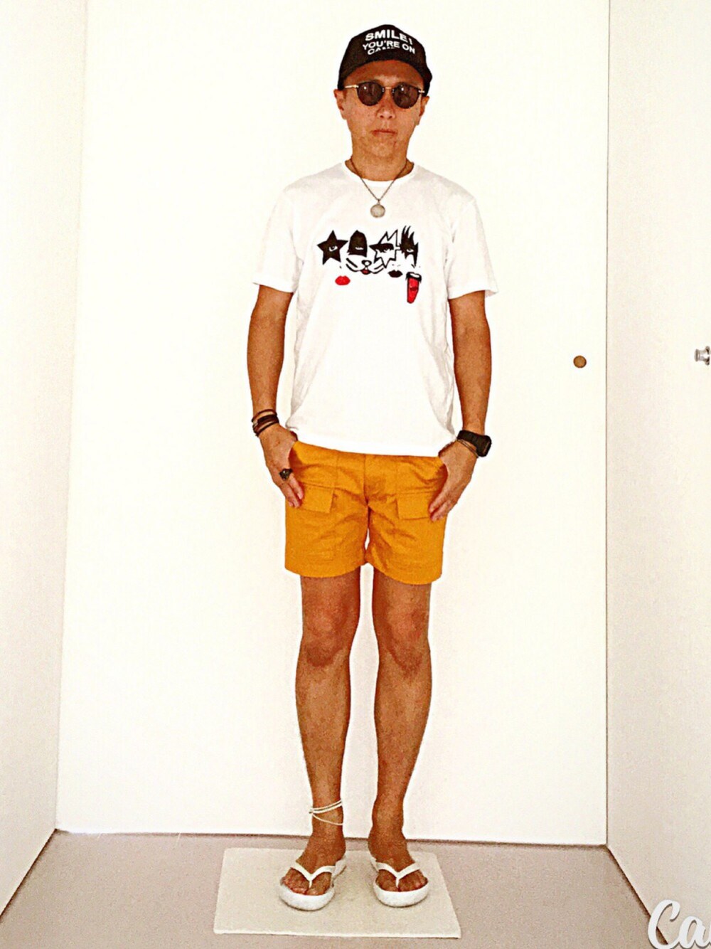 ホワイト系のTシャツ/カットソー、イエロー系のその他パンツ、ホワイト系のサンダルを着用したメンズの夏コーディネートの1枚目の写真
