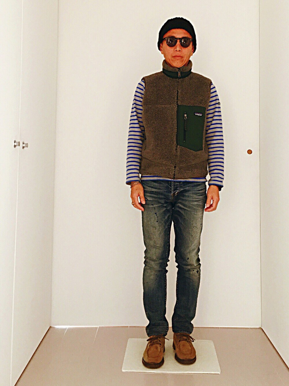 グレー系のその他アウター、ブルー系のデニムパンツ、ベージュ系のブーツを着用したメンズの秋コーディネートの1枚目の写真