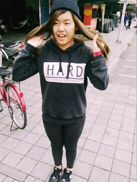 「G-SHOCK（ジーショック）のアイテム（アナログ腕時計、レッド系）」を使った、Yiying Luさん（レディース・163cm）の春コーディネート