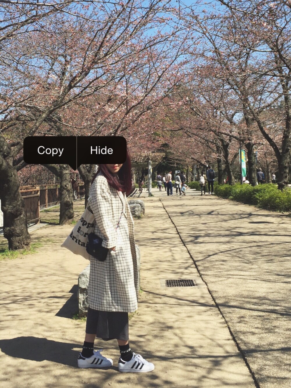 グレー系のその他パンツ、ホワイト系のスニーカー、ホワイト系のトートバッグを着用したレディースの冬コーディネートの1枚目の写真