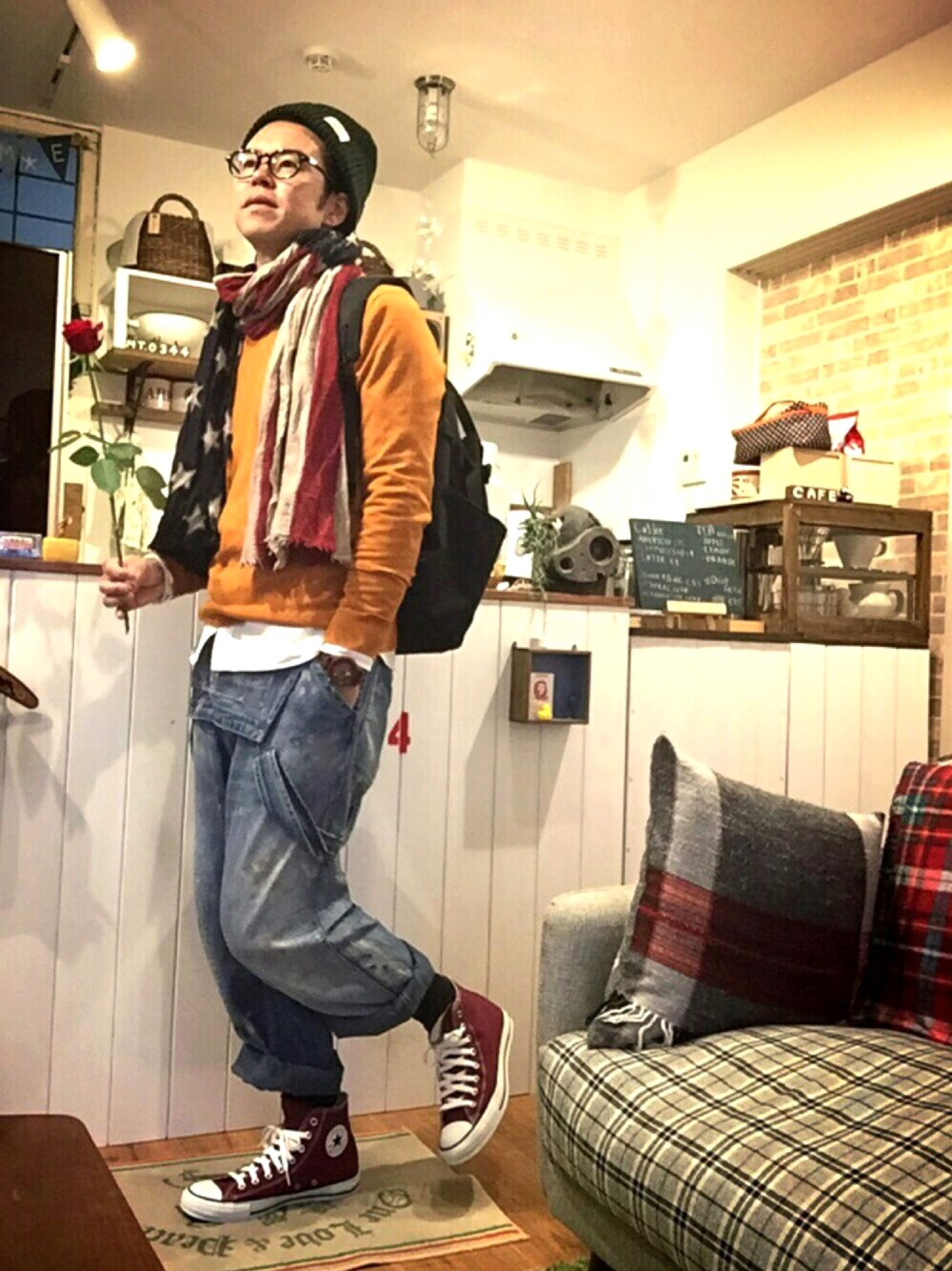 ブルー系のサロペット/オーバーオール、ブラック系のバックパック/リュック、レッド系のスニーカーを着用したメンズの秋コーディネートの1枚目の写真