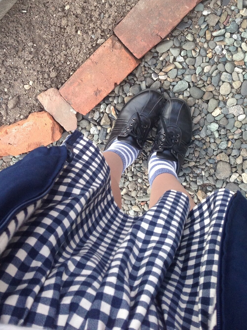 ブルー系のスカートを着用したレディースの春コーディネートの1枚目の写真