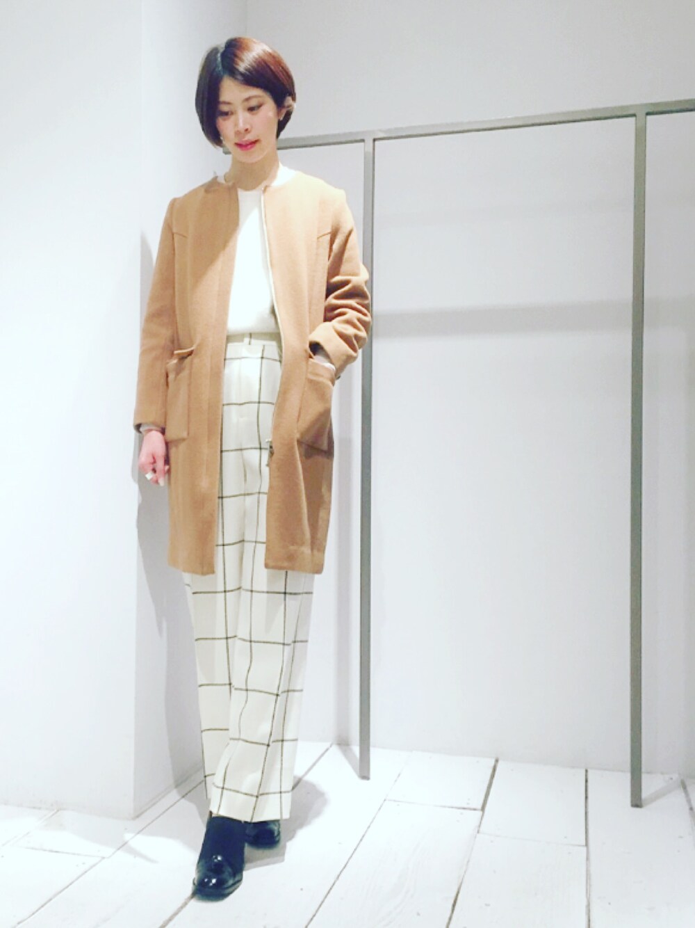 「1パーセント、CLANE、STUDIOUS、M/M ATTACHMENT、チェック、ワイドパンツ、ノーカラーコート、ベージュのコート、オールホワイト、ベージュ×白」｜「1％のアイテム（ジャケット/アウター、ベージュ系）」を使った、足立つくしさん（レディース・165cm）の冬コーディネートの1枚目の写真