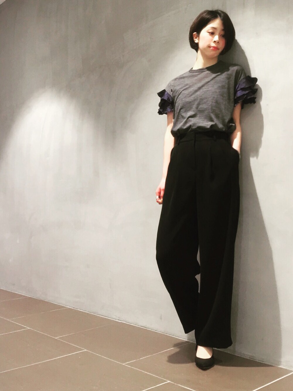 「春コーデ、ワイドパンツ、フリル、Tシャツ、きれいめカジュアル、STUDIOUS、kolor、STUDIOUS名古屋店」｜「kolorのアイテム（Tシャツ/カットソー、グレー系）」を使った、足立つくしさん（レディース・165cm）の冬コーディネートの1枚目の写真