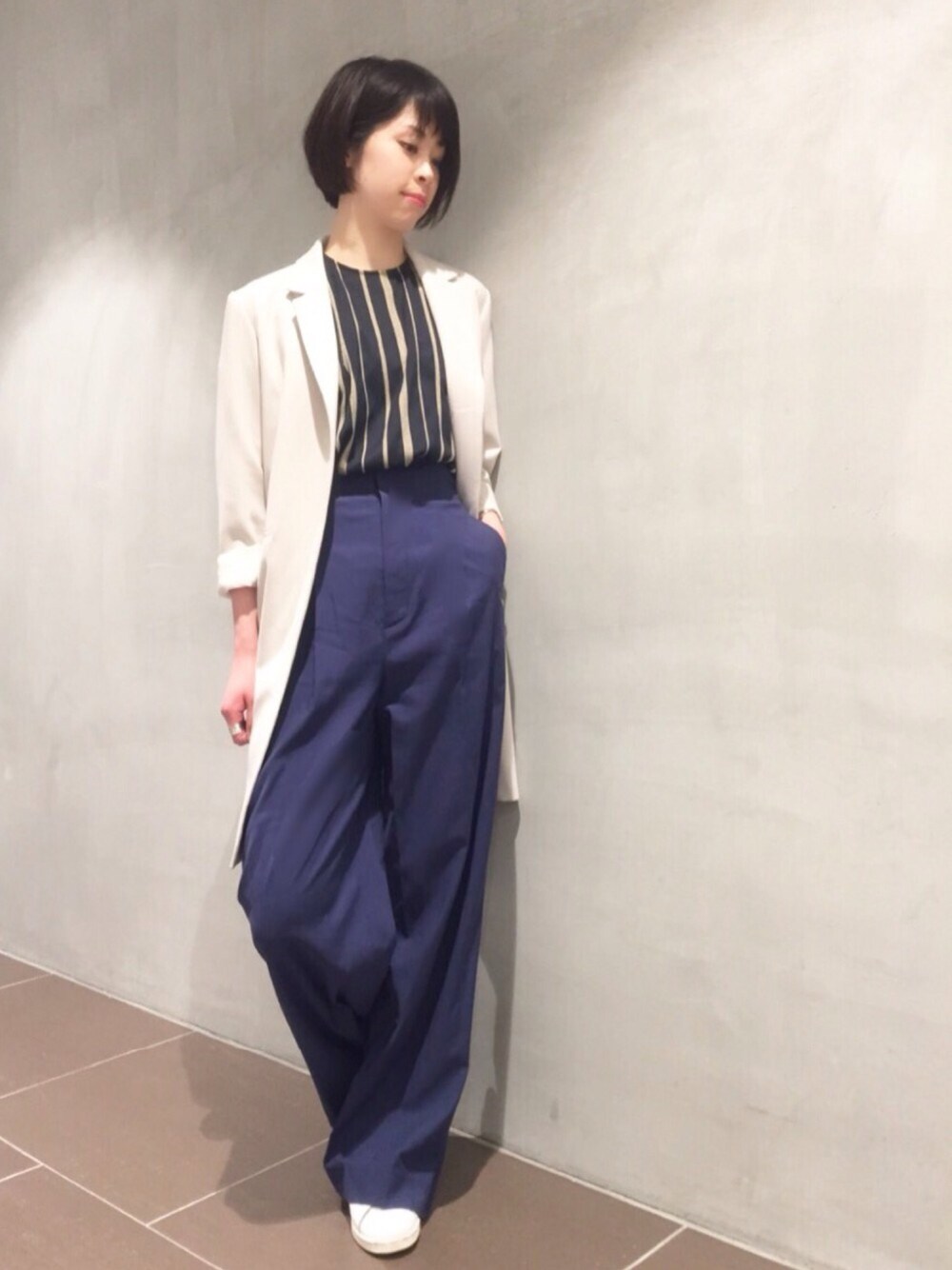 「チェスターコート、スプリングコート、大人カジュアル、ワイドパンツ、スニーカーコーデ、adidas、plumpynuts、Annc、STUDIOUS、春コーデ」｜「Anncのアイテム（トップス、ブルー系）」を使った、足立つくしさん（レディース・165cm）の春コーディネートの1枚目の写真