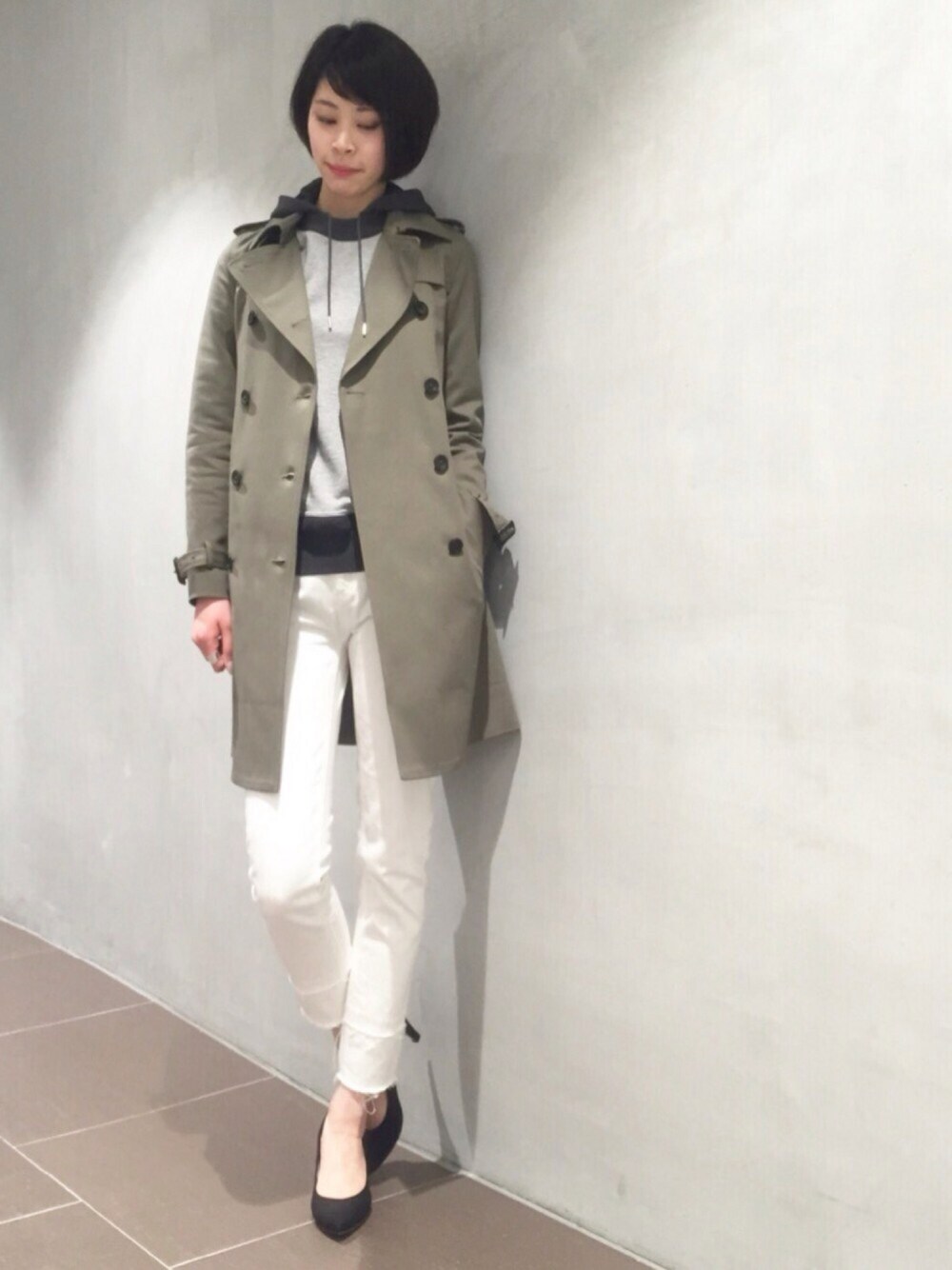 「トレンチコート、トレンチ×パーカー、春コーデ、シンプルコーデ、カーキ×ホワイト、きれいめカジュアル、CLANE、WRAPINKNOT、STUDIOUS、デニムパンツ」｜「STUDIOUSのSTUDIOUS トレンチコート（トレンチコート、グリーン系）」を使った、足立つくしさん（レディース・165cm）の春コーディネートの1枚目の写真