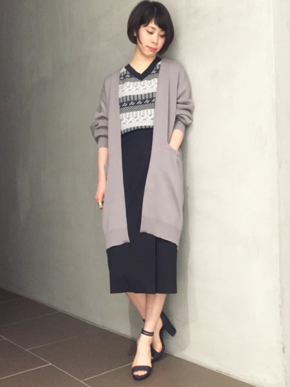 「きれいめカジュアル、カジュアルコーデ、シンプルコーデ、タイトスカート、ロングスカート、ロングカーディガン、WRAPINKNOT、VINCA TOKYO、STUDIOUS、TSURU by mariko oikawa」｜「WRAPINKNOTのアイテム（トップス、ブルー系）」を使った、足立つくしさん（レディース・165cm）の春コーディネートの1枚目の写真