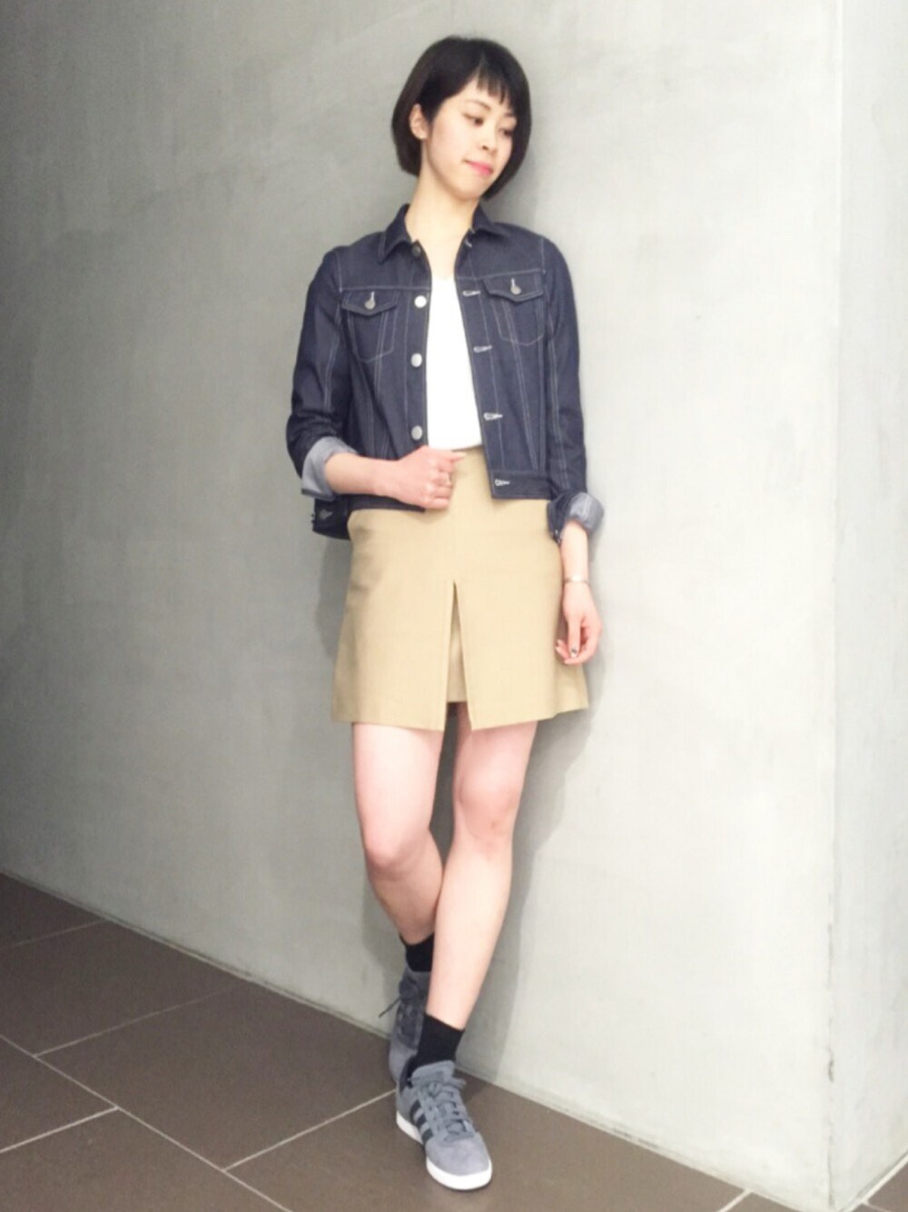 「春、オトナカジュアル、Gジャン、デニム、ミニスカート、スニーカー、08sircus、White Mountaineering、adidas、STUDIOUS」｜「08sircusのアイテム（デニムジャケット、ブルー系）」を使った、足立つくしさん（レディース・165cm）の春コーディネートの1枚目の写真
