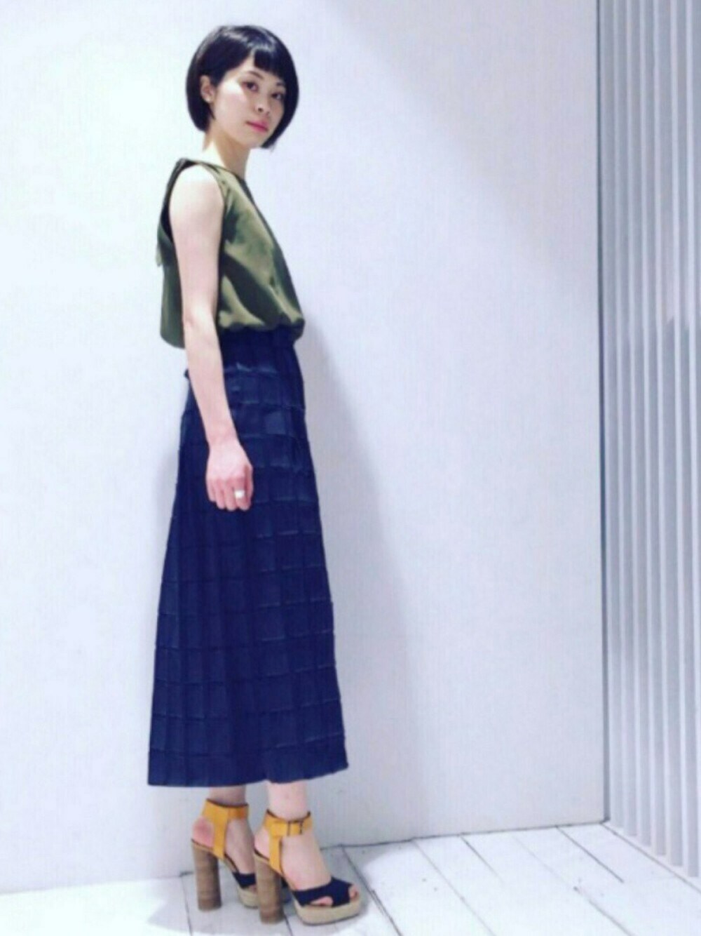 「春コーデ、きれいめカジュアル、アーバンミリタリー、カーキ、ブラウス、サンダル、ロングスカート、SACRA、TSURU by mariko oikawa、STUDIOUS」｜「SACRAの【SACRA】VOILE VENETIAN TOP（シャツ/ブラウス、グリーン系）」を使った、足立つくしさん（レディース・165cm）の春コーディネートの1枚目の写真