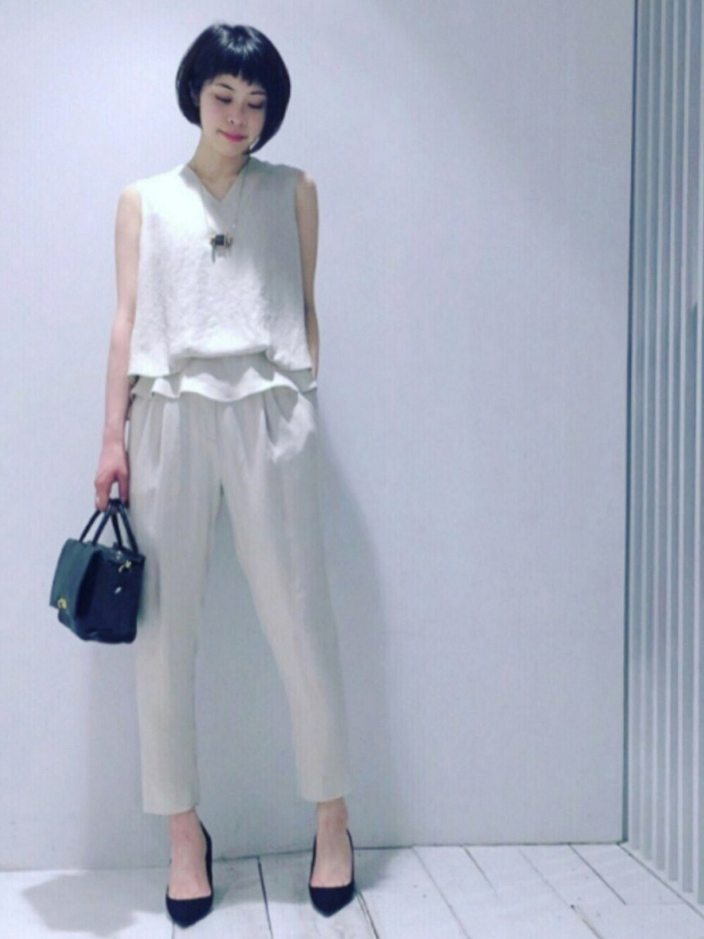 「オトナカジュアル、オケージョン、フォーマル、ベージュ、セットアップ、パンプス、リネン、STUDIOUS、TSURU by mariko oikawa、potioR」｜「STUDIOUSのSTUDIOUS リネンライクVネックレイヤードブラウス【先行予約】（シャツ/ブラウス、ベージュ系）」を使った、足立つくしさん（レディース・165cm）の春コーディネートの1枚目の写真