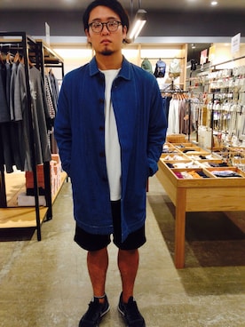 「カフェ」｜「アイテム（ステンカラーコート）」を使った、sikiさん（メンズ・173cm）の秋コーディネート