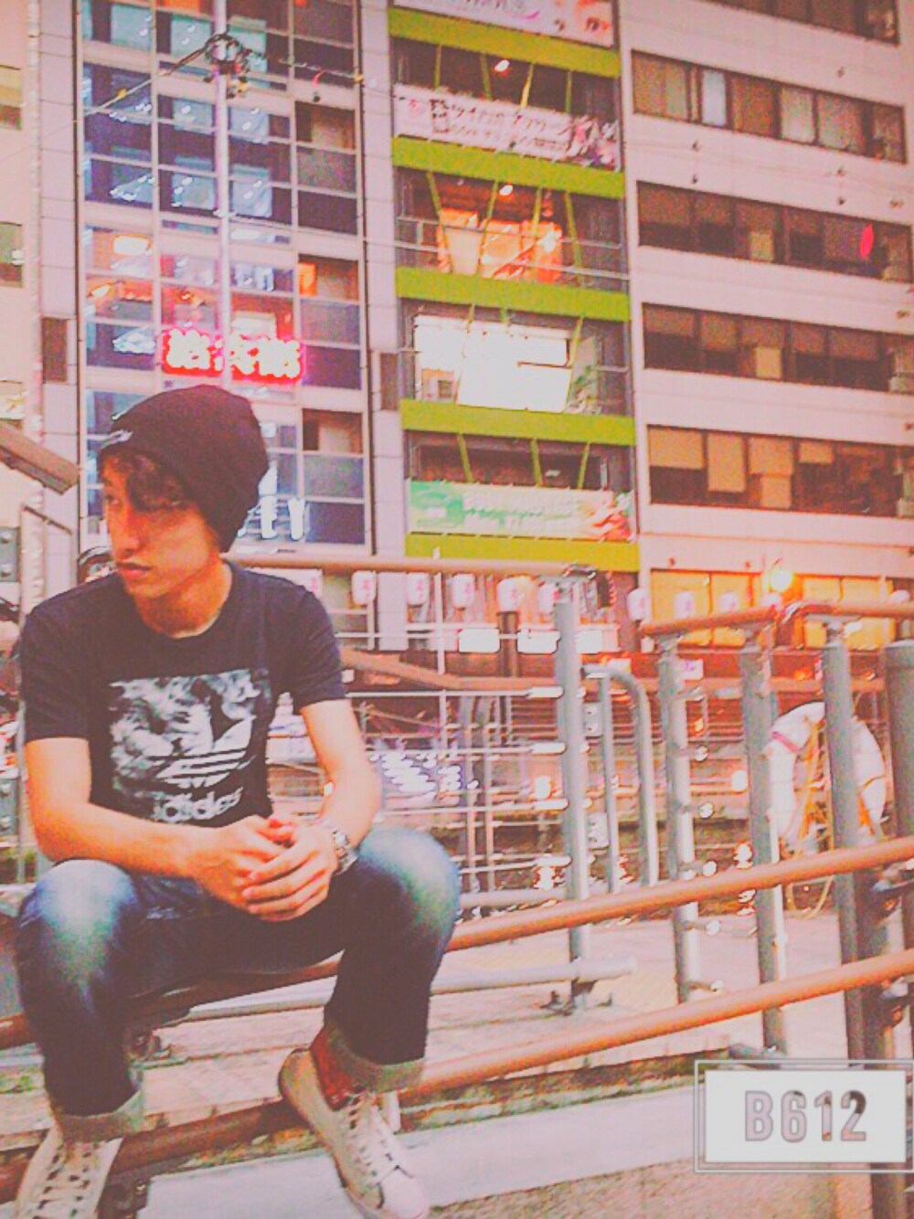 「＃デニム、#WEARBOOKエントリー、きれいめカジュアル、adidas、osaka、LEE」｜「AVIREXのアイテム（ニットキャップ/ビーニー、ブラック系）」を使った、TAKAさん（メンズ・178cm）の秋コーディネートの1枚目の写真