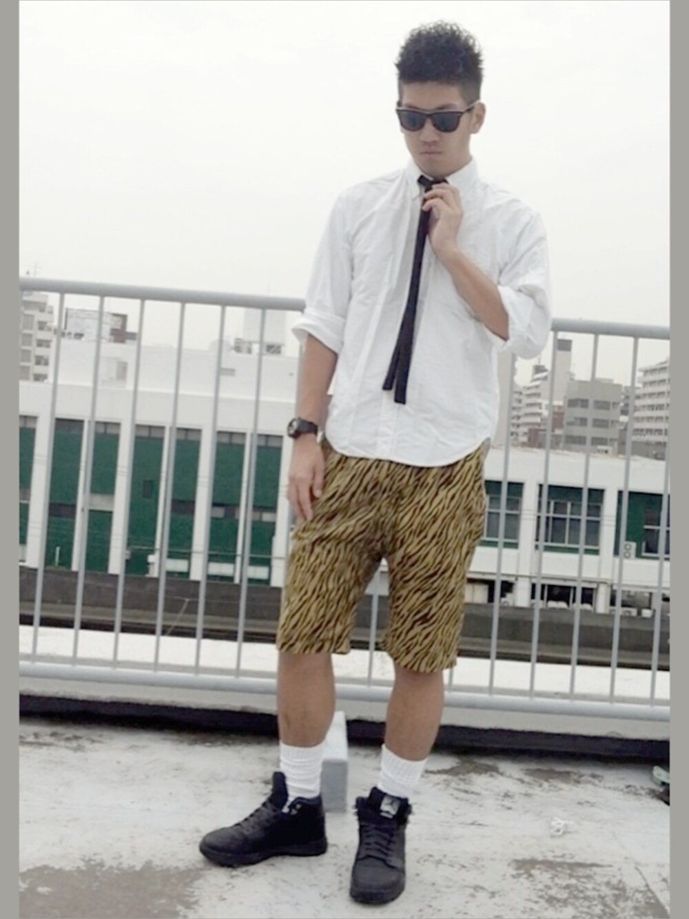 ブラック系のその他パンツを着用したメンズの夏コーディネートの1枚目の写真