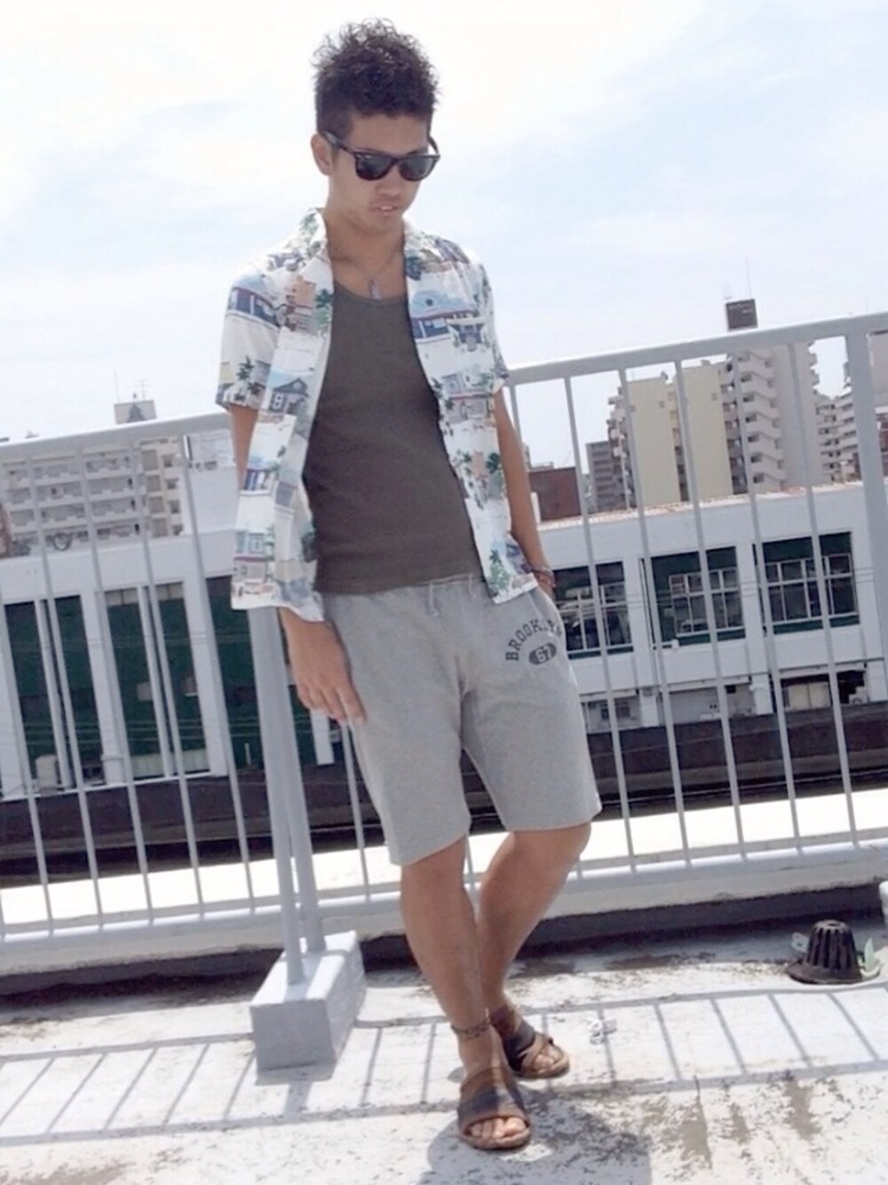 ホワイト系のシャツ/ブラウス、グレー系のその他パンツ、ブラウン系のサンダルを着用したメンズの夏コーディネートの1枚目の写真