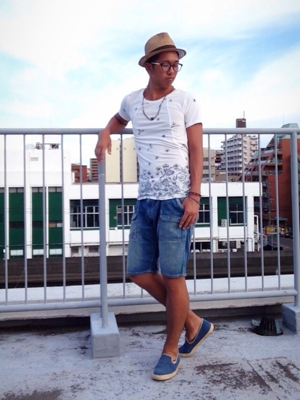 ホワイト系のTシャツ/カットソー、ブルー系のデニムパンツ、ブルー系のスニーカーを着用したメンズの夏コーディネートの1枚目の写真