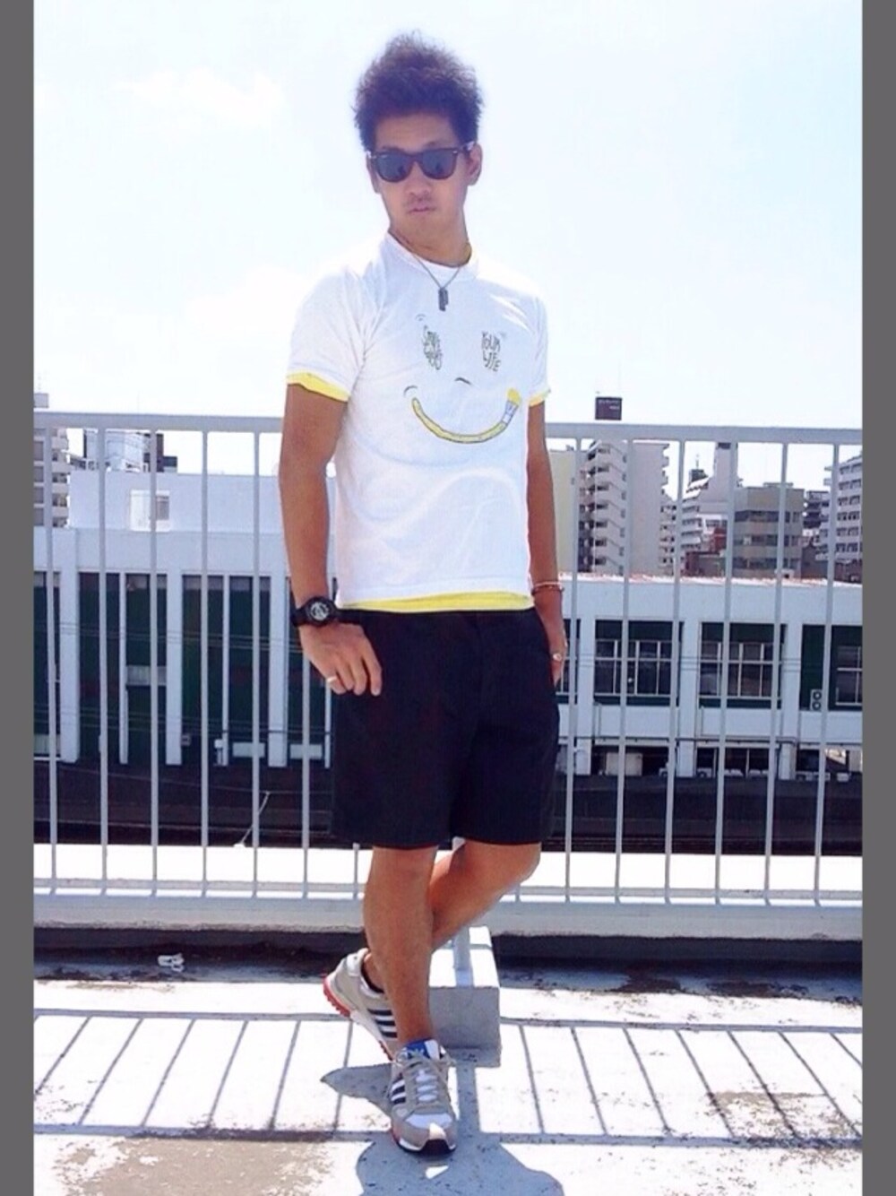 ホワイト系のTシャツ/カットソー、イエロー系のTシャツ/カットソーを着用したメンズの夏コーディネートの1枚目の写真