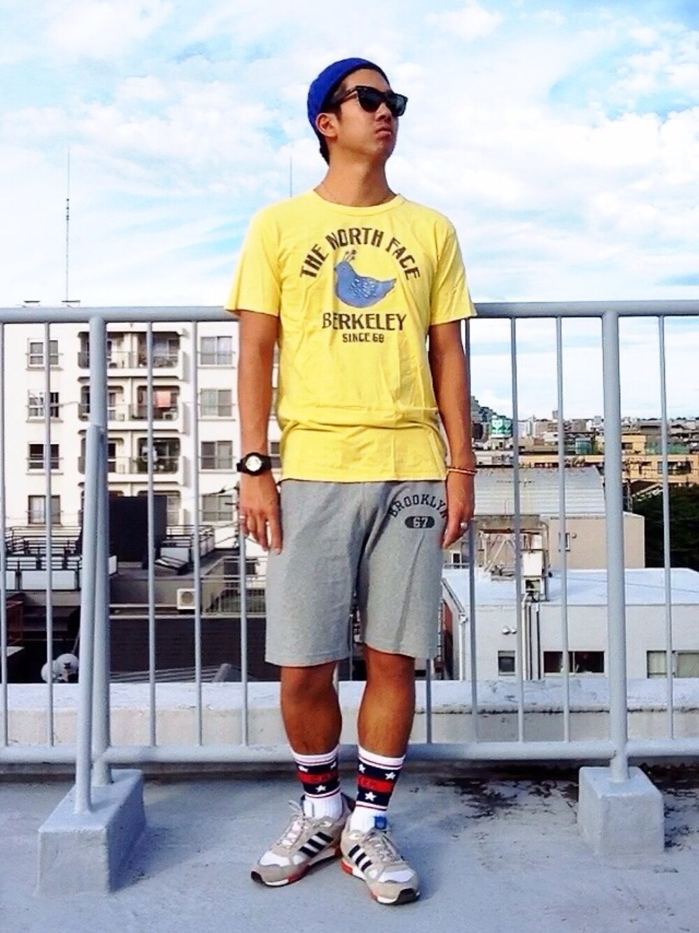 イエロー系のTシャツ/カットソー、グレー系のその他パンツ、グレー系のスニーカーを着用したメンズの夏コーディネートの1枚目の写真