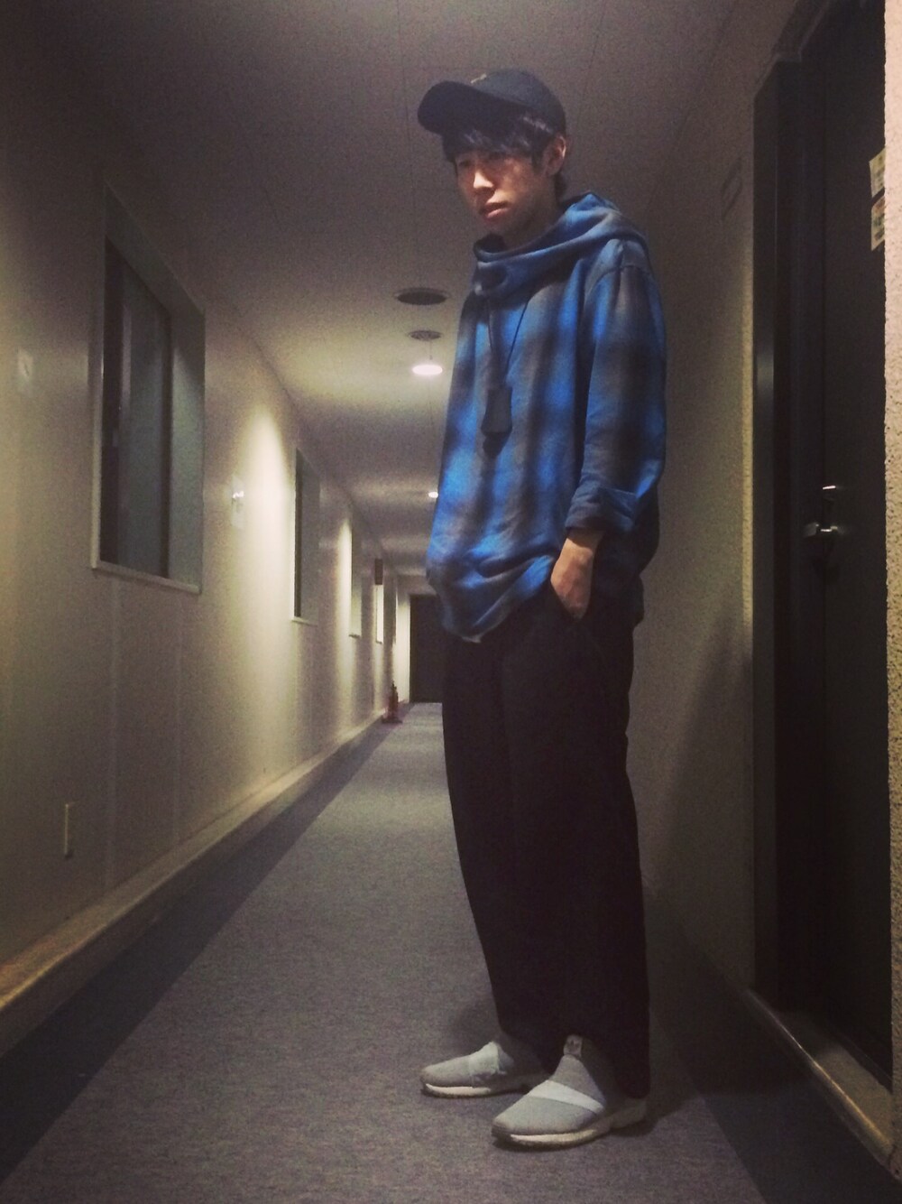 「JOYRICH、あほ顔、LADMUSICIAN、LAD MUSICIAN、name.、HARE、adidas、ストリート、スニーカー、スリッポン」｜「JOYRICHのRock Teddy Cap（キャップ、ブラック系）」を使った、さとこんさん（メンズ・165cm）の春コーディネートの1枚目の写真